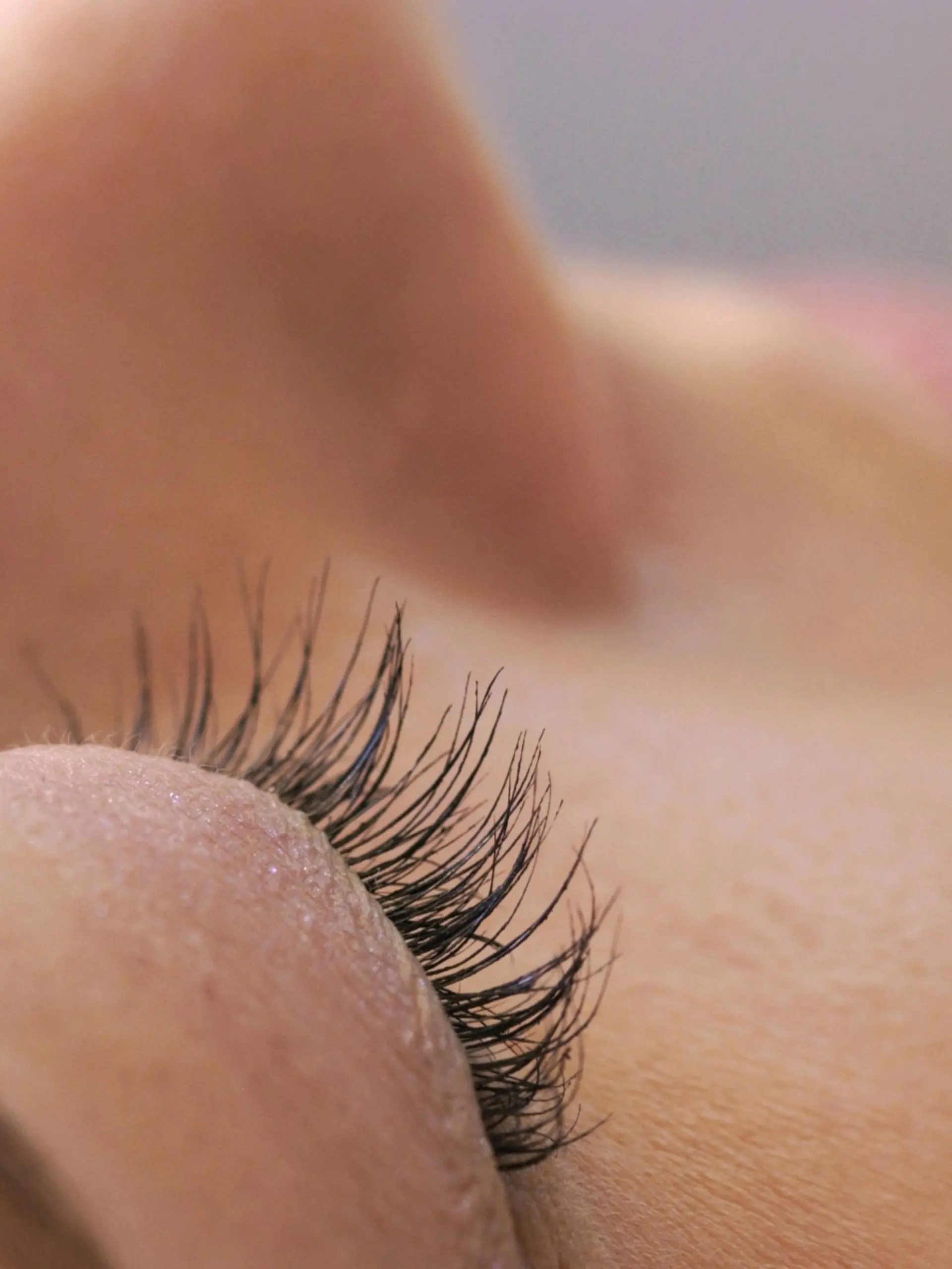 Wimpern verlängern: Mit diesen Lebensmitteln kurbeln Sie das natürliche Wimpernwachstum an.