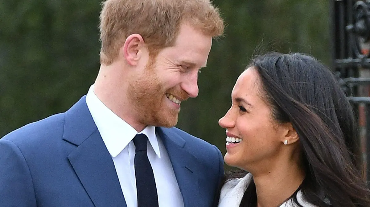 ARCHIV - Der britische Prinz Harry und die US-amerikanische Schauspielerin Meghan Markle, aufgenommen am 27.11.2017 in London (Großbritannien) nach Bekanntgabe ihrer Verlobung. (zu dpa "Prinz Harry und Meghan Markle heiraten am 19. Mai" vom 15.12.2017) Foto: Dominic Lipinski/PA Wire/dpa +++(c) dpa - Bildfunk+++