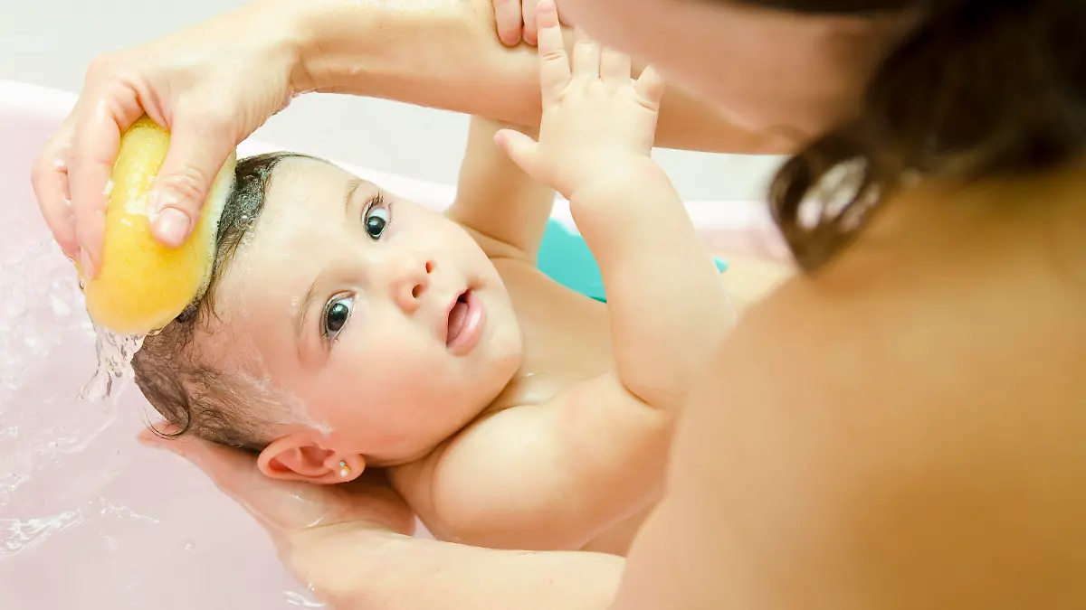 Mutter badet Tochter