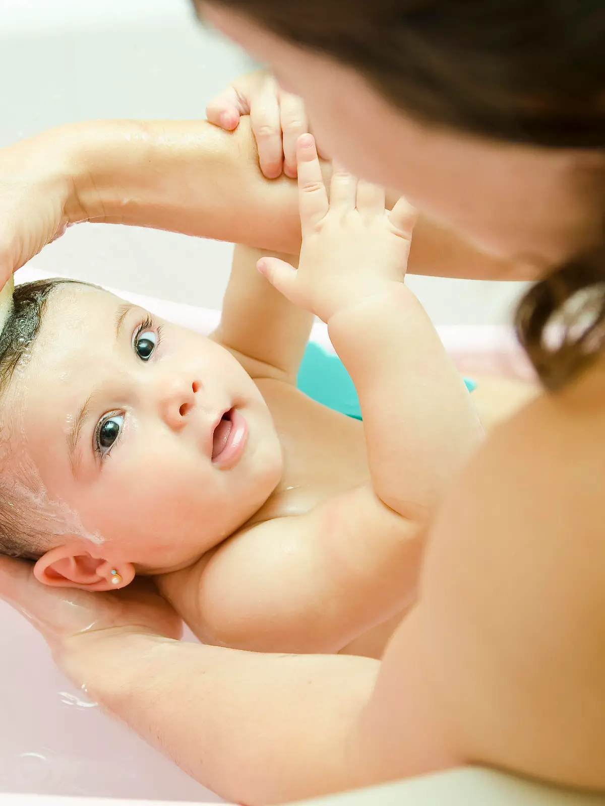 Mutter badet Tochter