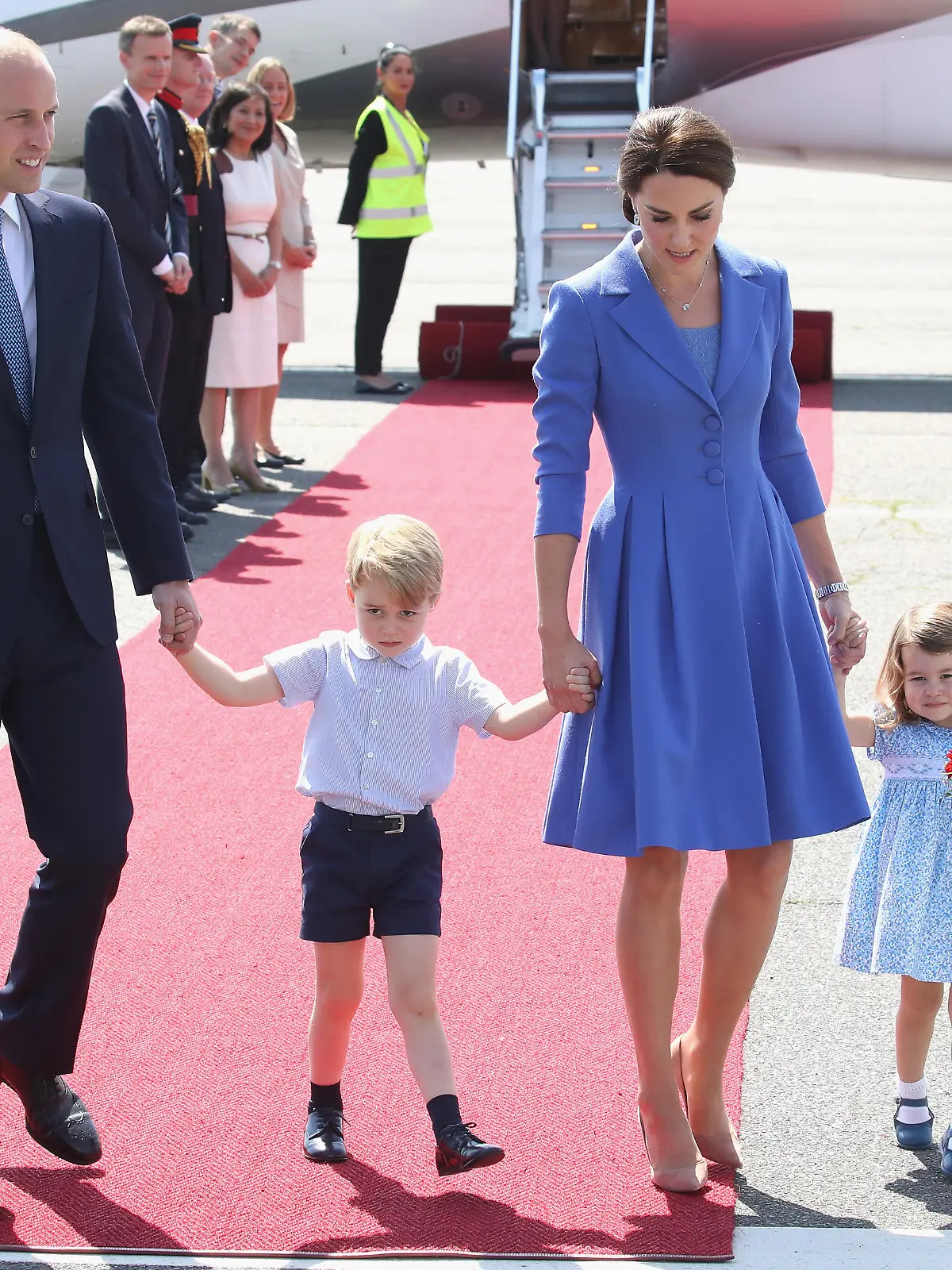 Prinz William und Herzogin Kate mit Prinz George und Prinzessin Charlotte bei ihre Ankunft in Berlin
