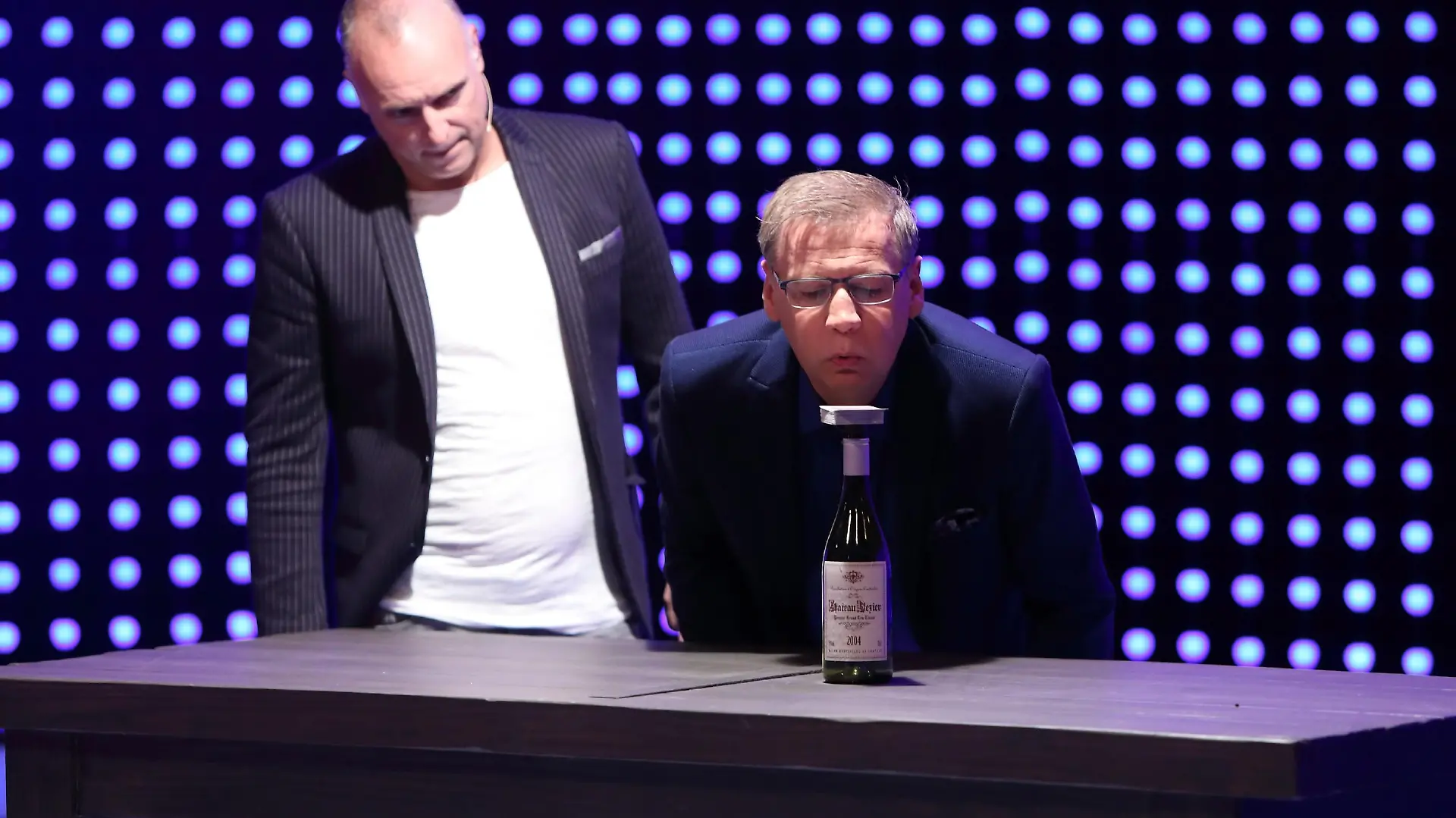 Beim diesem Joker-Spiel müssen Moderator Frank Buschmann (l.) und Günther Jauch Karten von einem Stapel pusten, der auf einer Flasche liegt.