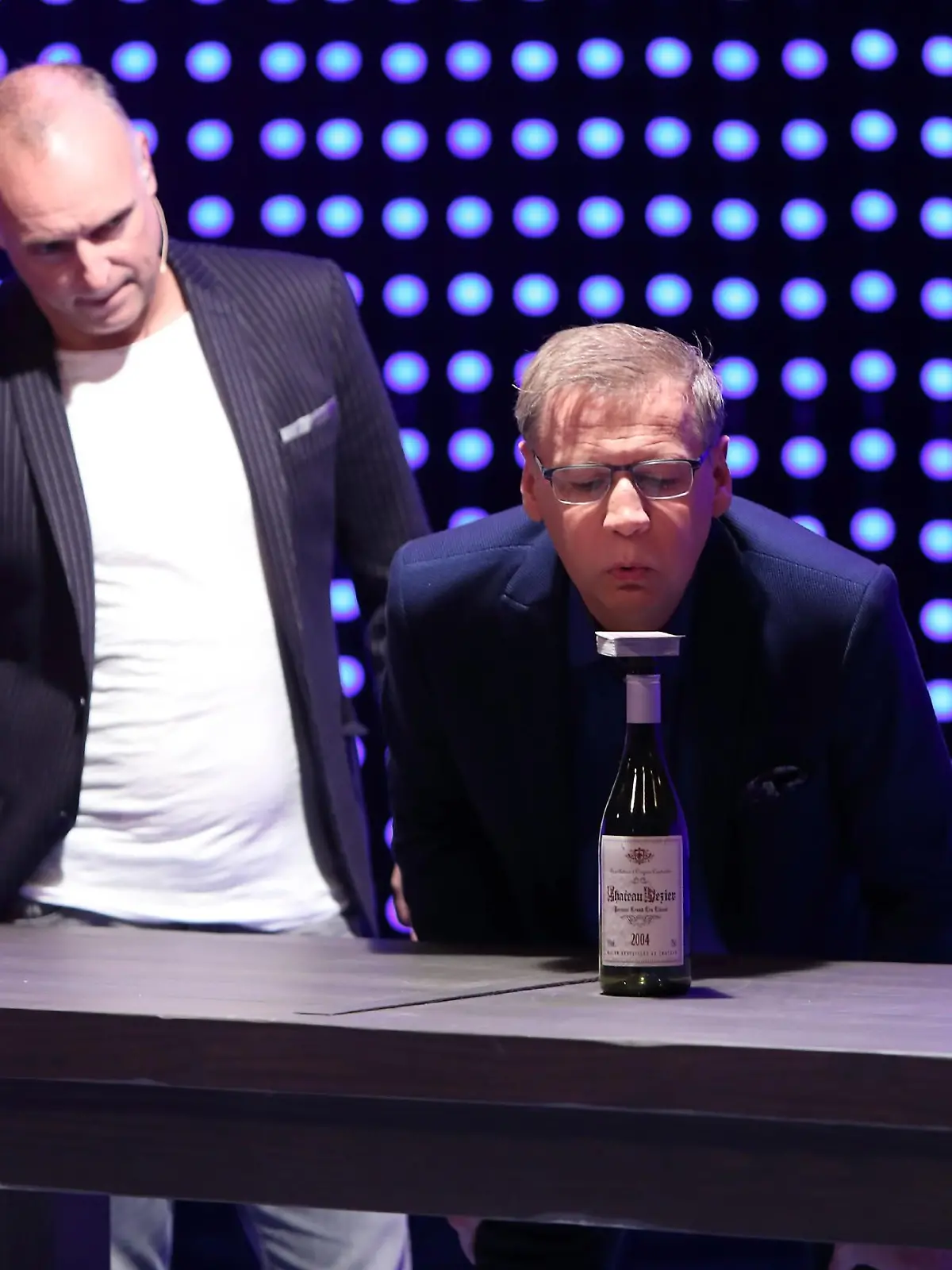 Beim diesem Joker-Spiel müssen Moderator Frank Buschmann (l.) und Günther Jauch Karten von einem Stapel pusten, der auf einer Flasche liegt. 