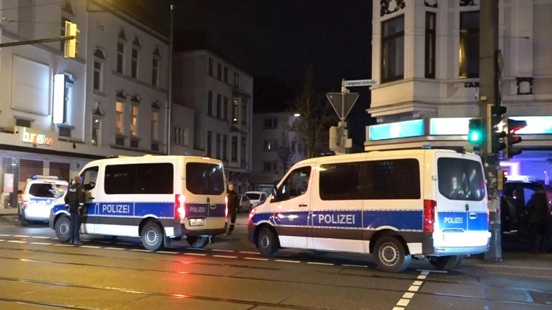 05.02.2023, Bremen: ACHTUNG: Wiederholung in besserer Qualität. Bei einem Polizeieinsatz stehen Polizeifahrzeuge in der Bremer Neustadt. Bei einer Auseinandersetzung in der Neustadt ist nach Polizeiangaben ein Mann durch eine Schusswaffe verletzt worden. Er befinde sich nicht in Lebensgefahr, teilte die Polizei am Abend über den Kurznachrichtendienst Twitter mit. Unklar war zunächst, ob es sich um eine scharfe Schusswaffe handelte. Foto: Kai Moorschlatt/NWM-TV/dpa +++ dpa-Bildfunk +++