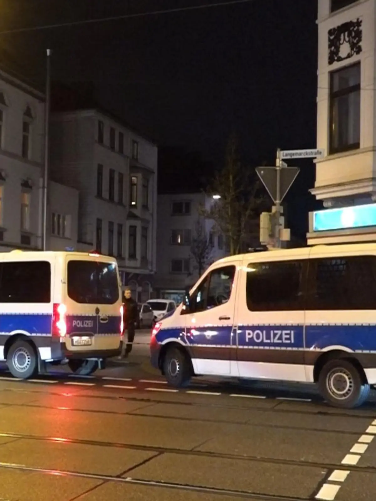 05.02.2023, Bremen: ACHTUNG: Wiederholung in besserer Qualität. Bei einem Polizeieinsatz stehen Polizeifahrzeuge in der Bremer Neustadt. Bei einer Auseinandersetzung in der Neustadt ist nach Polizeiangaben ein Mann durch eine Schusswaffe verletzt worden. Er befinde sich nicht in Lebensgefahr, teilte die Polizei am Abend über den Kurznachrichtendienst Twitter mit. Unklar war zunächst, ob es sich um eine scharfe Schusswaffe handelte. Foto: Kai Moorschlatt/NWM-TV/dpa +++ dpa-Bildfunk +++