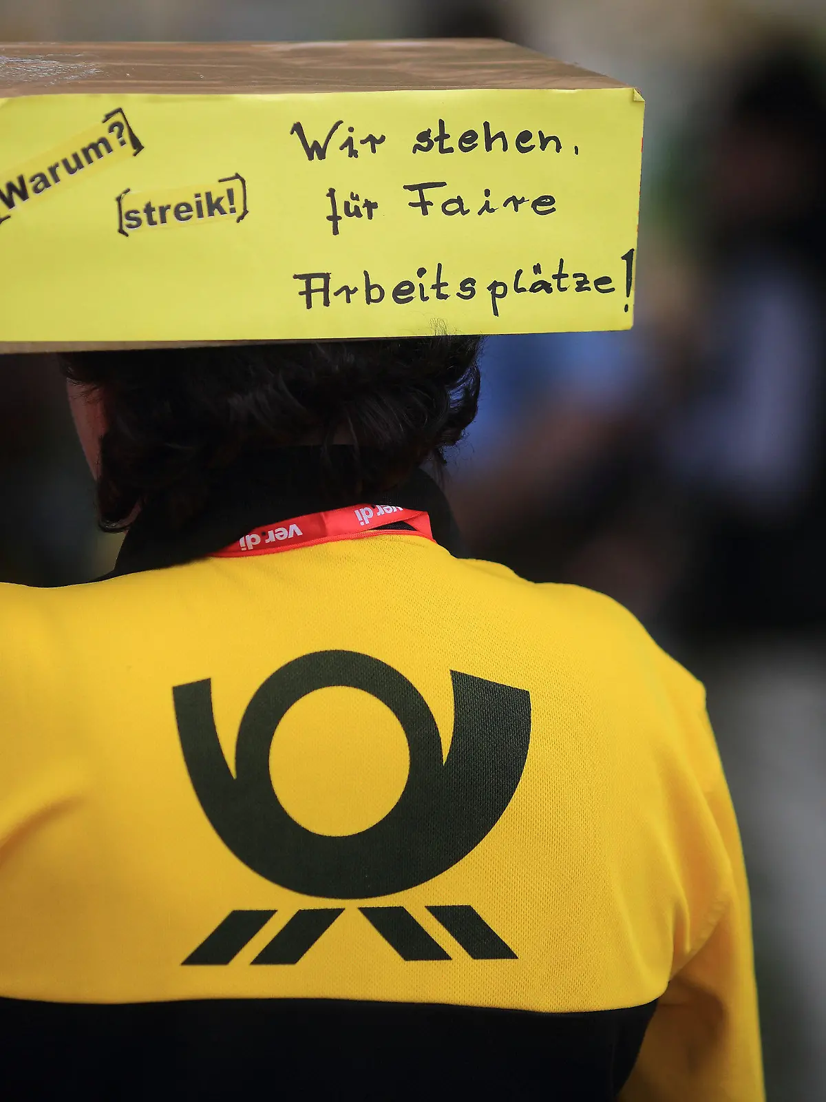 ARCHIV - 26.06.2015, Sachsen-Anhalt, Magdeburg: Eine Mitarbeiterin der Deutschen Post AG nimmt an einer Kundgebung der Gewerkschaft Verdi teil. Mitarbeiterinnen und Mitarbeiter der Post wollen auch am Freitag auf ihre Forderung nach mehr Lohn aufmerksam machen. Foto: Jens Wolf/dpa-Zentralbild/dpa +++ dpa-Bildfunk +++