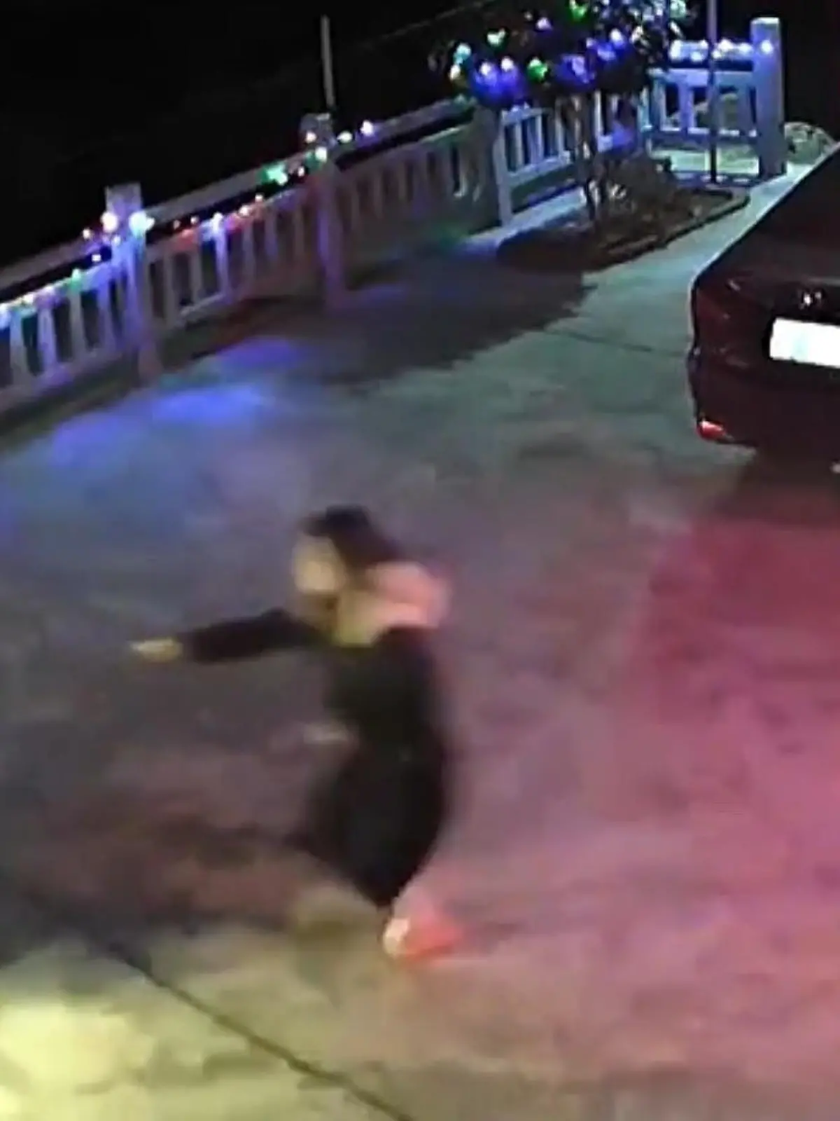 In China wirft ein Mädchen den gezündeten Feuerwerkskörper – doch dabei trifft sie genau in die Kapuze ihres Mantels. Die Mutter der Kleinen springt sofort zur Hilfe, um ihr die brennende Jacke vom Körper zu zerren. Den Ausgang des Missgeschicks sehen Sie im Video!