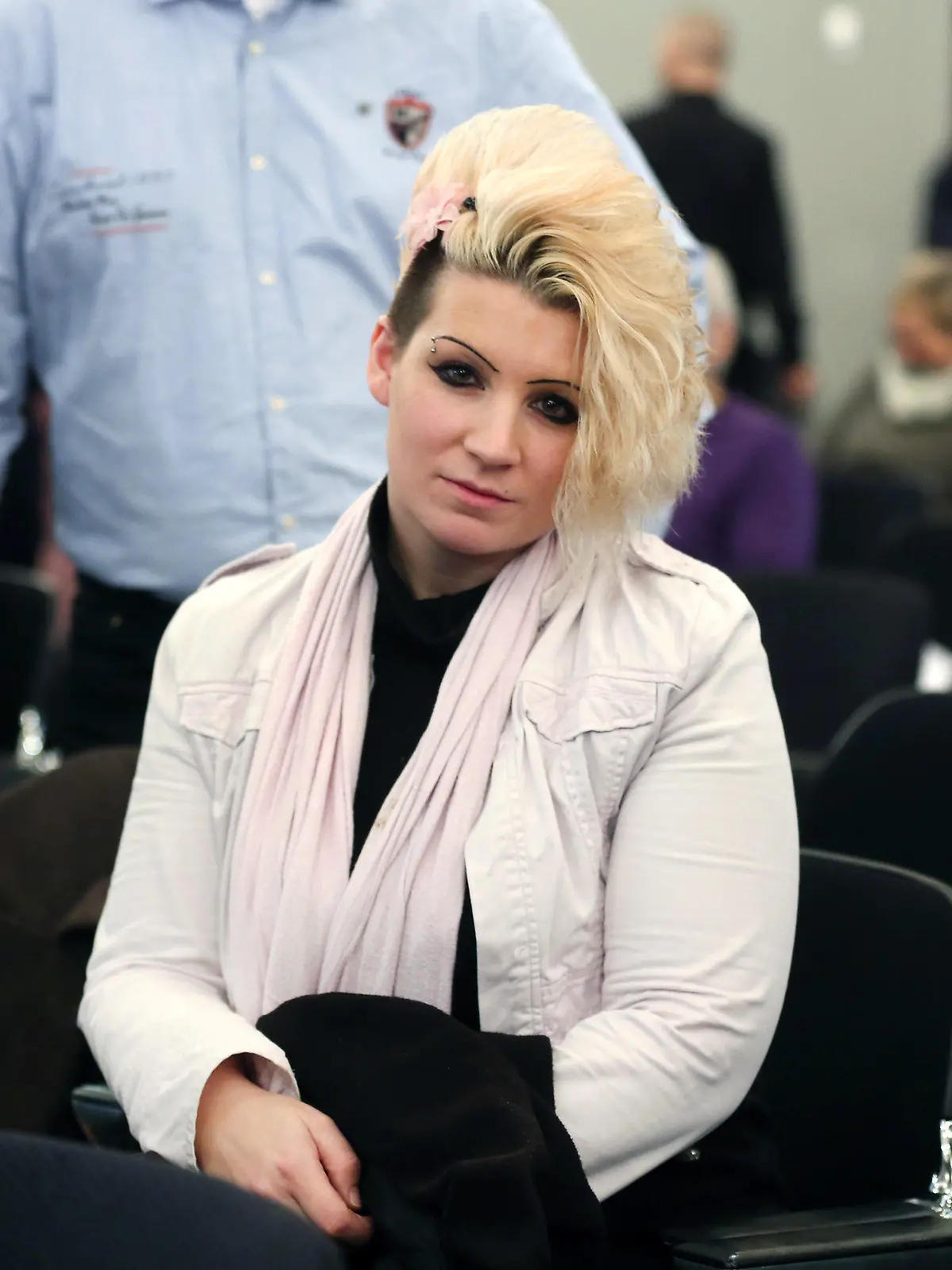 Die von der Loveparadekatastrophe betroffene Rebecca Doll sitzt am 08.12.2017 in Düsseldorf (Nordrhein-Westfalen) im Prozesssaal beim Auftakt des Loveparade-Strafprozesses. Das Landgericht Duisburg hat auf dem Gelände der Messe Düsseldorf einen Saal im Kongresszentrum gemietet. Bis Ende 2018 sind zunächst 111 Verhandlungstage eingeplant. Bei der Loveparade am 24. Juli 2010 in Duisburg waren in einem Gedränge 21 Menschen erdrückt und mehr als 650 verletzt worden. Foto: Ina Fassbender/dpa/Pool +++(c) dpa - Bildfunk+++