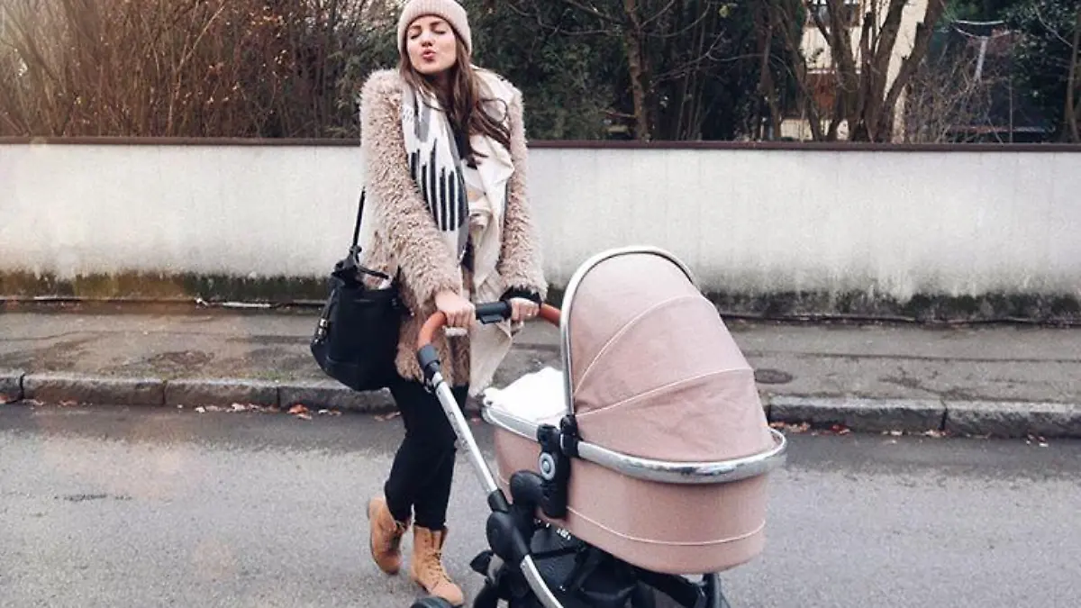 Sarah Nowak mit Kinderwagen von Mia Rose, 2017