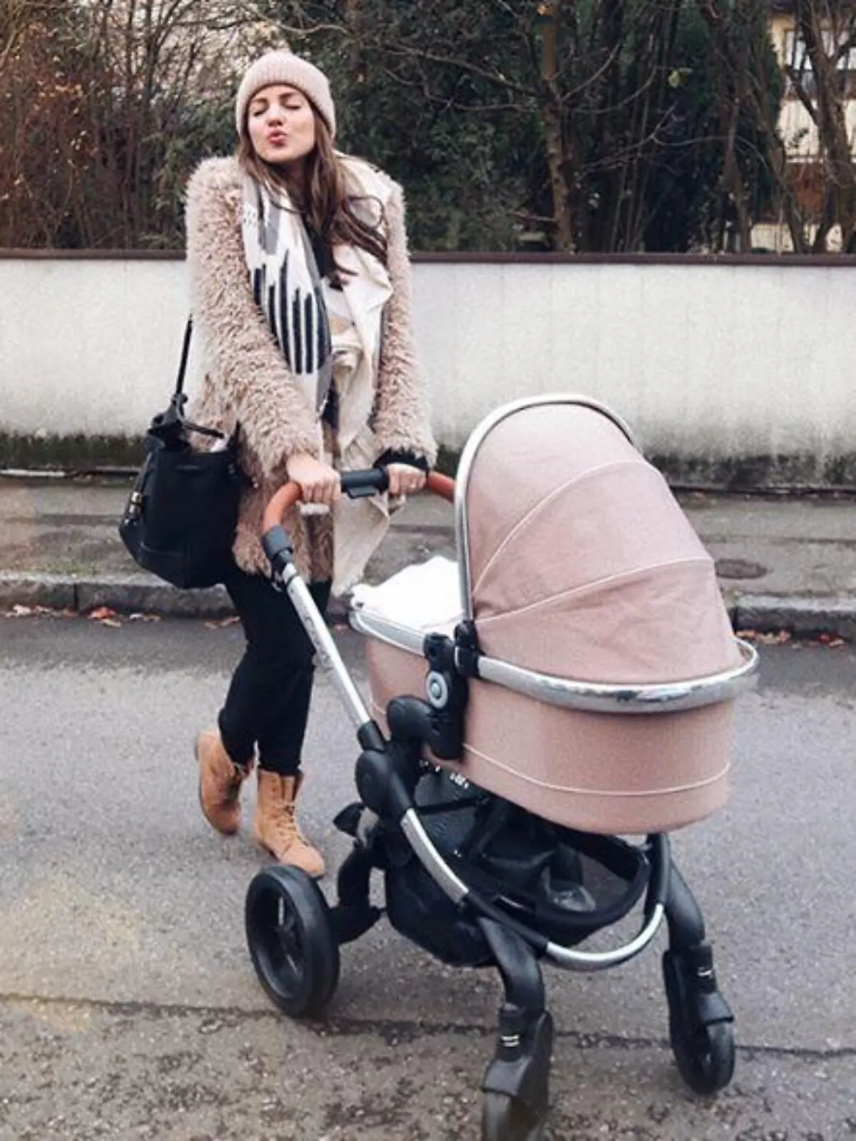 Sarah Nowak mit Kinderwagen von Mia Rose, 2017