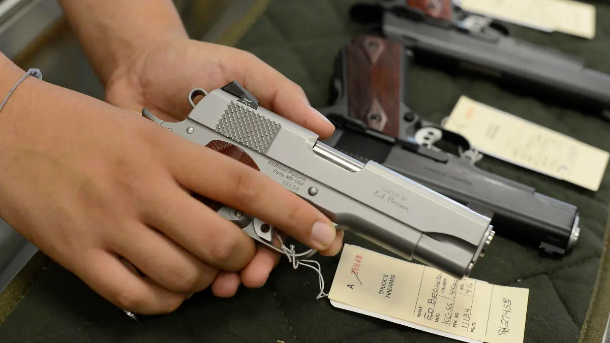 ARCHIV - Waffen liegen am 27.07.2012 in einem Waffenladen in Atlanta. Etwa jeder dritte US-Amerikaner hat eine Schusswaffe bei sich im Haus. Mehr als 1,6 Millionen Kinder und Jugendliche leben einer Studie zufolge in Haushalten mit geladenen, ungesicherten Waffen. EPA/ERIK S. LESSER dpa (zu dpa "USA - Tote und Verletzte durch Waffen in der Hand von Kindern" vom 10.04.2013) +++(c) dpa - Bildfunk+++