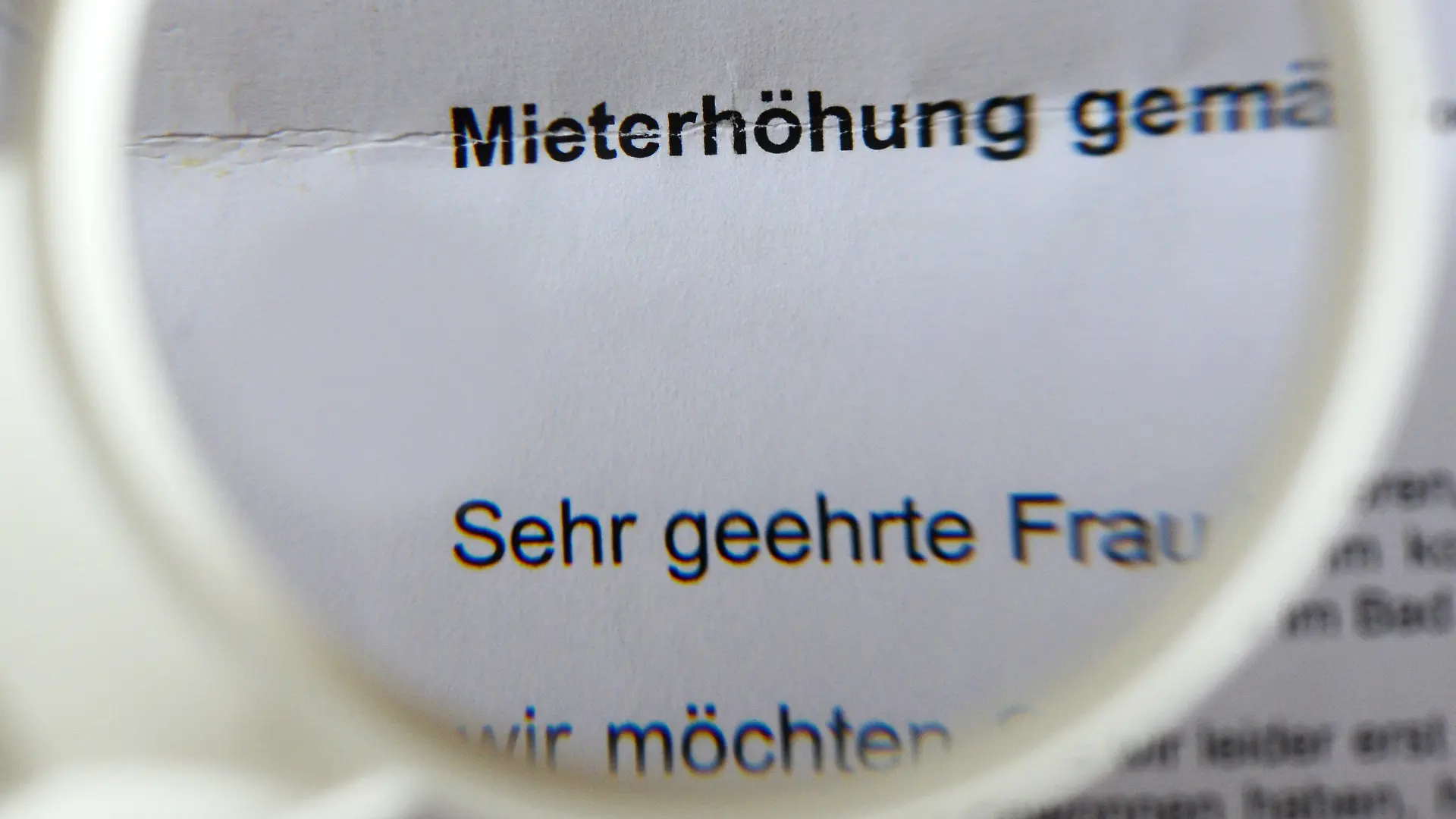 ARCHIV - ILLUSTRATION - Eine Mieterhöhung wird auf einem amtlichen Schreiben angekündigt, fotografiert am 14.04.2013. Foto: Jens Kalaene/dpa (zu dpa: "Fast alle Großstädte wollen die Mietpreisbremse" vom 25.03.2015) +++(c) dpa - Bildfunk+++