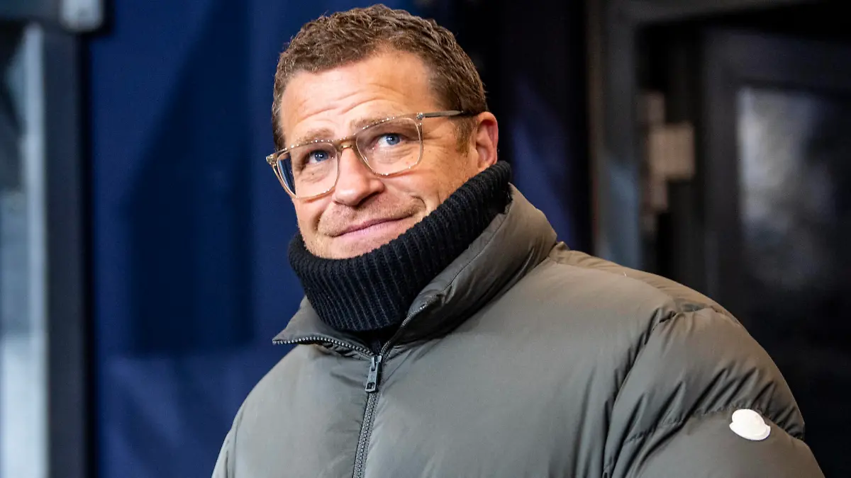 Fußball: 1. Liga, Saison 2022/2023, 17. Spieltag, FC Schalke 04 - RB Leipzig am 24.01.2023 in der Veltins-Arena in Gelsenkirchen. Leipzigs Sportdirektor Max Eberl betritt das Stadion. DFL REGULATIONS PROHIBIT ANY USE OF PHOTOGRAPHS AS IMAGE SEQUENCES AND/OR QUASI-VIDEO. *** Soccer 1 Liga, season 2022 2023, 17 matchday, FC Schalke 04 RB Leipzig on 24 01 2023 at the Veltins Arena in Gelsenkirchen Leipzigs sports director Max Eberl enters the stadium DFL REGULATES PROHIBIT ANY USE OF PHOTOGRAPHS AS IMAGE SEQUENCES AND OR QUASI VIDEO Copyright: xDavidxInderliedx