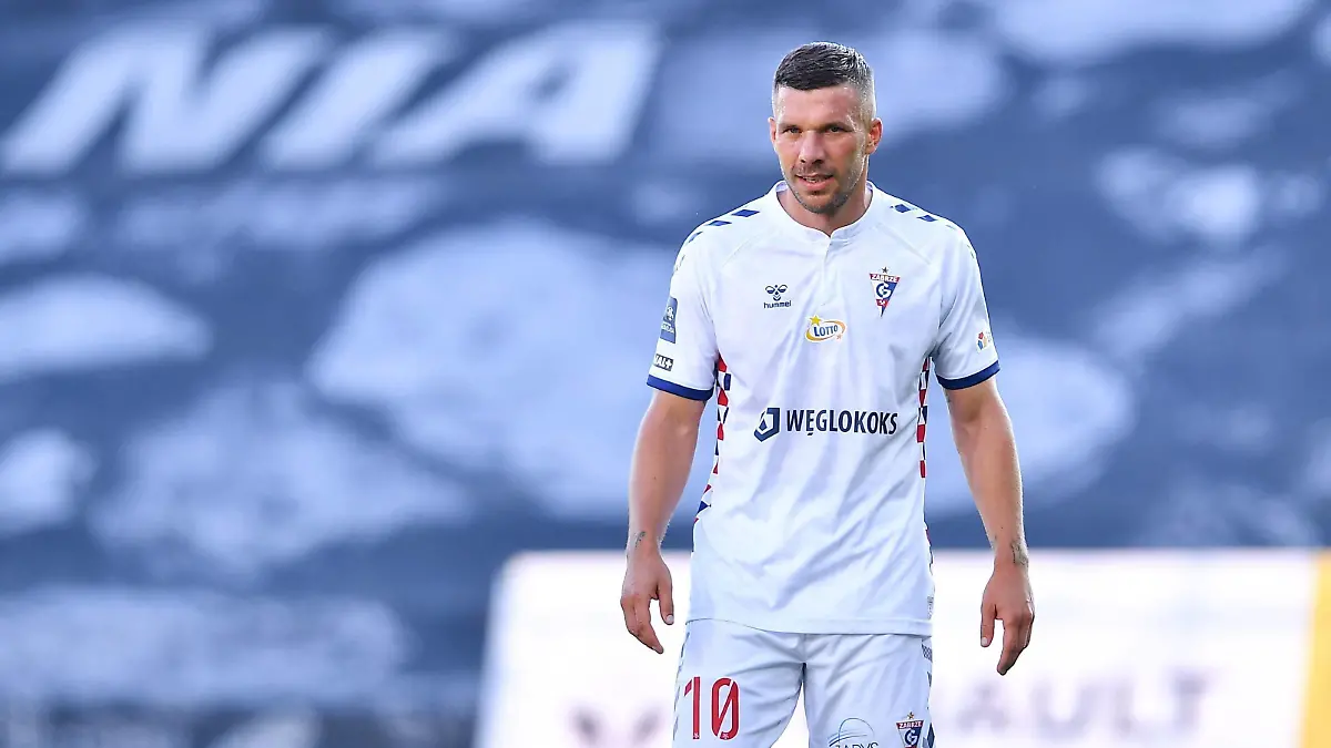 2021.08.07 Leczna Pilka nozna PKO Ekstraklasa sezon 2021/2022 Gornik Zabrze - Stal Mielec N/z Emocje reakcja Lukas Podolski Foto Lukasz Sobala / PressFocus 2021.08.07 Leczna Football Polish League PKO Ekstraklasa season 2021/2022 Gornik Zabrze - Stal Mielec Emocje reakcja Lukas Podolski Credit: Lukasz Sobala / PressFocus / NEWSPIX.PL --- Newspix.pl PUBLICATIONxNOTxINxPOL 20210807PF_LS1015