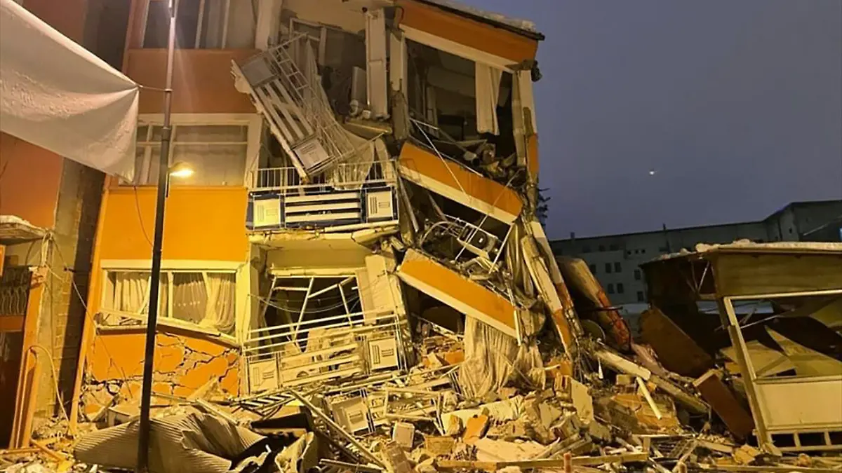 06.02.2023, Türkei, Pazarcik: Ein eingestürztes Gebäude ist nach einem Erdbeben in Pazarcik in der südtürkischen Provinz Kahramanmaras zu sehen. Zwei heftige Erdbeben haben kurz nacheinander am frühen Montagmorgen den Südosten der Türkei erschüttert. Das Epizentrum lag nach Angaben des Geoforschungszentrums Potsdam in beiden Fällen nahe der Stadt Gaziantep unweit der Grenze zu Syrien. Demnach ereigneten sich die Beben gegen 4.17 Uhr (Ortszeit/2.17 Uhr MEZ) und 4.28 Uhr (Ortszeit/2.28 Uhr MEZ) in einer Tiefe von 10 Kilometern. Foto: Uncredited/Depo Photos/AP/dpa +++ dpa-Bildfunk +++