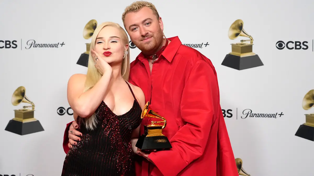 05.02.2023, USA, Los Angeles: Kim Petras (l) und Sam Smith, Gewinner des Preises für die beste Pop-Duo/Gruppen-Performance für "Unholy", posieren im Presseraum bei der Verleihung der 65. Grammy Awards. Die begehrten Musikpreise werden in mehreren Kategorien von der Academy of Recording Arts and Sciences vergeben. Foto: Jae C. Hong/Invision/AP/dpa +++ dpa-Bildfunk +++