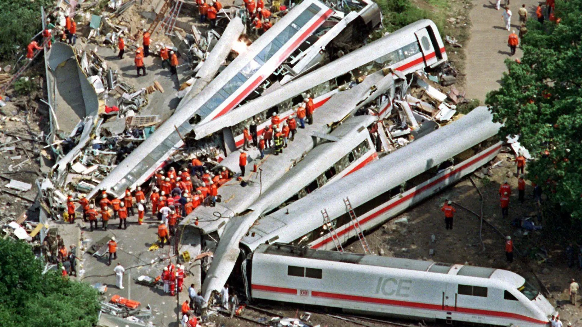 ARCHIV - Hunderte von Helfern versuchen im Wrack des verunglückten ICE 884 bei Eschede in der Nähe von Celle noch Opfer des Zugunglücks zu finden. 101 Menschen starben (Archivbild vom 03.06.1998). Foto: Ingo Wagner (zu dpa-Serie "Die 90er Jahre" vom 17.03.) +++(c) dpa - Bildfunk+++