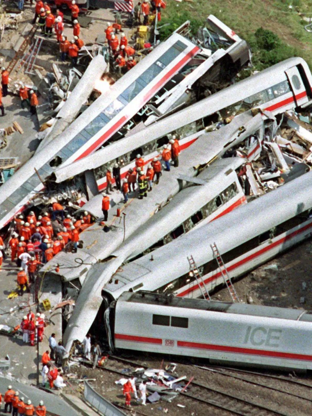 ARCHIV - Hunderte von Helfern versuchen im Wrack des verunglückten ICE 884 bei Eschede in der Nähe von Celle noch Opfer des Zugunglücks zu finden. 101 Menschen starben (Archivbild vom 03.06.1998). Foto: Ingo Wagner  (zu dpa-Serie "Die 90er Jahre" vom 17.03.)  +++(c) dpa - Bildfunk+++