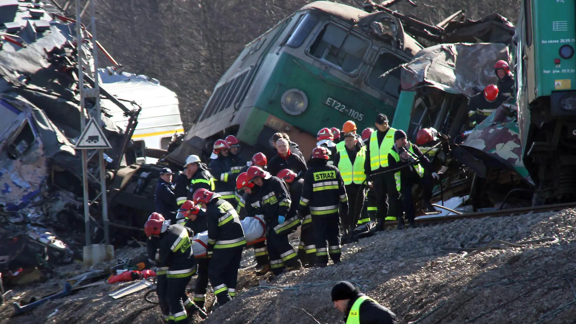 (120304) -- ZAWIERCIE, March 4, 2012 -- Resuers carry a body of a victim at the train crash site in the village of Chalupki near the city of Zawiercie in Silesian, Poland, March 4, 2012. Two trains collided head-on in southern Poland late Saturday, killing at least 16 and injuring around 60 others in one of the worst train crashes in the country in years, officials said. Gao Fan) (djj) |