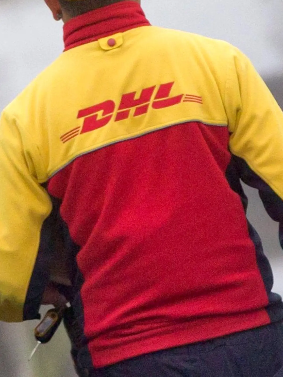 ARCHIV - ILLUSTRATION - Ein DHL-Paketzusteller liefert am 09.12.2014 in seinem Zustellbezirk Sendungen aus. (zu dpa "Unbekannte erpressen DHL im Weihnachtsgeschäft - Millionen-Forderung" vom 03.12.2017) Foto: Daniel Karmann/dpa +++(c) dpa - Bildfunk+++