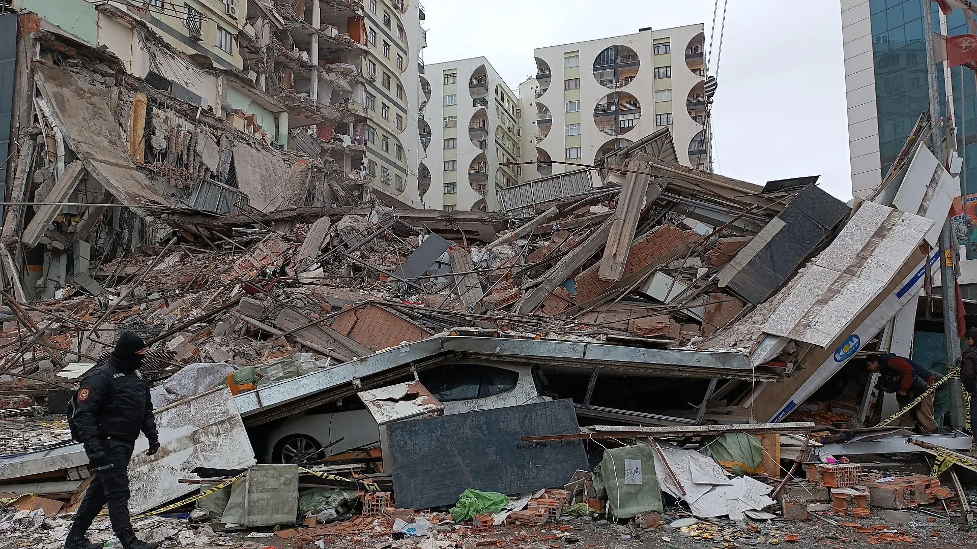 February 6, 2023, Diyarbakır, Türkiye: Rescue teams try to reach trapped residents inside collapsed buildings at Galleria Apartment in Diyarbakir, southeast Turkey. A powerful earthquake has hit a wide area in south-eastern Turkey, near the Syrian border, killing more than 300 people and trapping many others. (Credit Image: © Ahmet Yukus/Depo Photos via ZUMA Press Wire) / action press