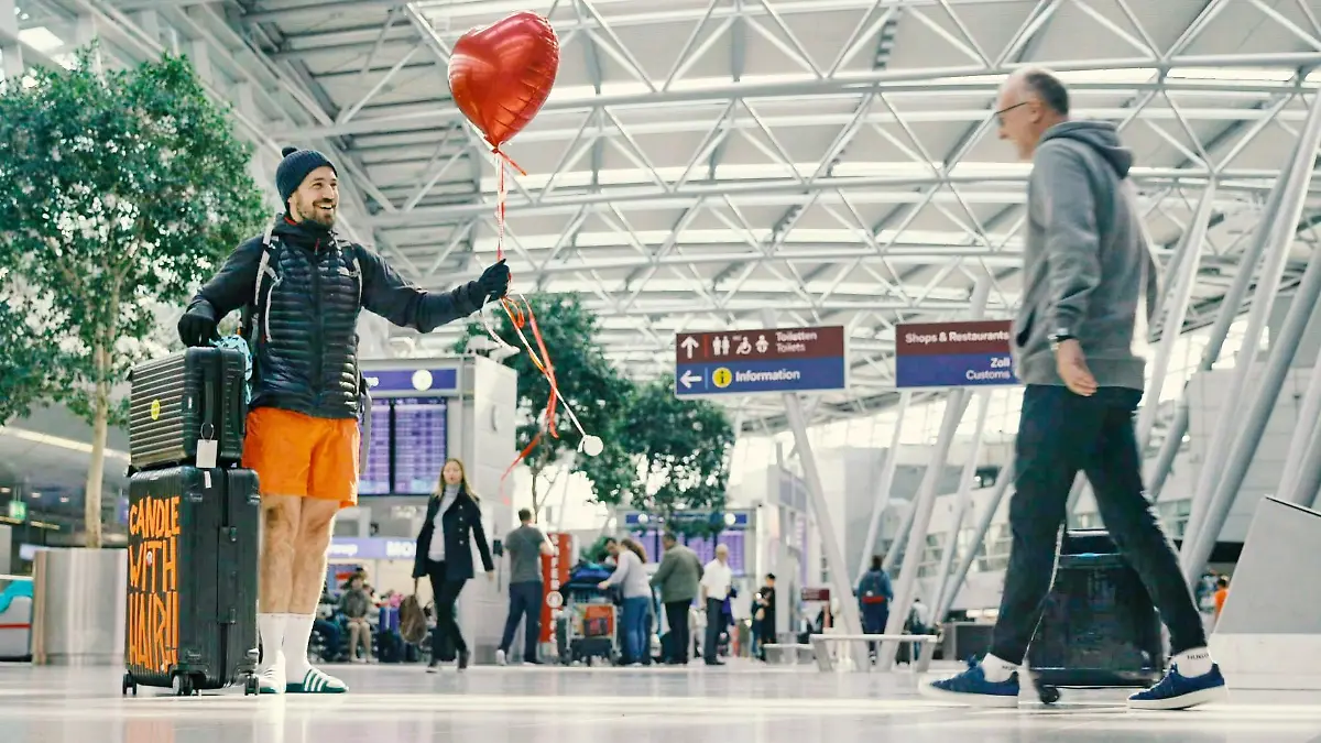 Selbst am Flughafen wissen Jan Köppen (l.) und Frank Buschmann noch nicht, in welches exotische Land die Reise geht.