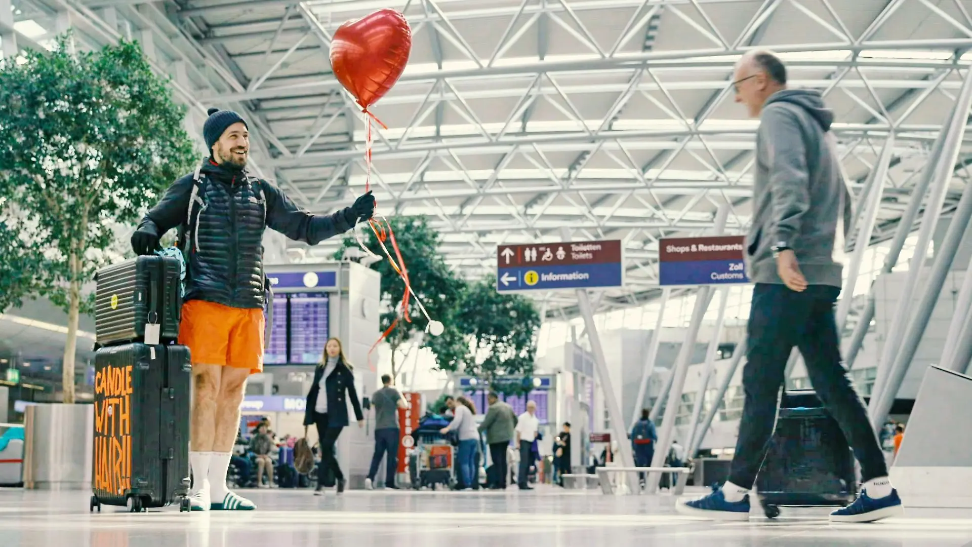 Selbst am Flughafen wissen Jan Köppen (l.) und Frank Buschmann noch nicht, in welches exotische Land die Reise geht.