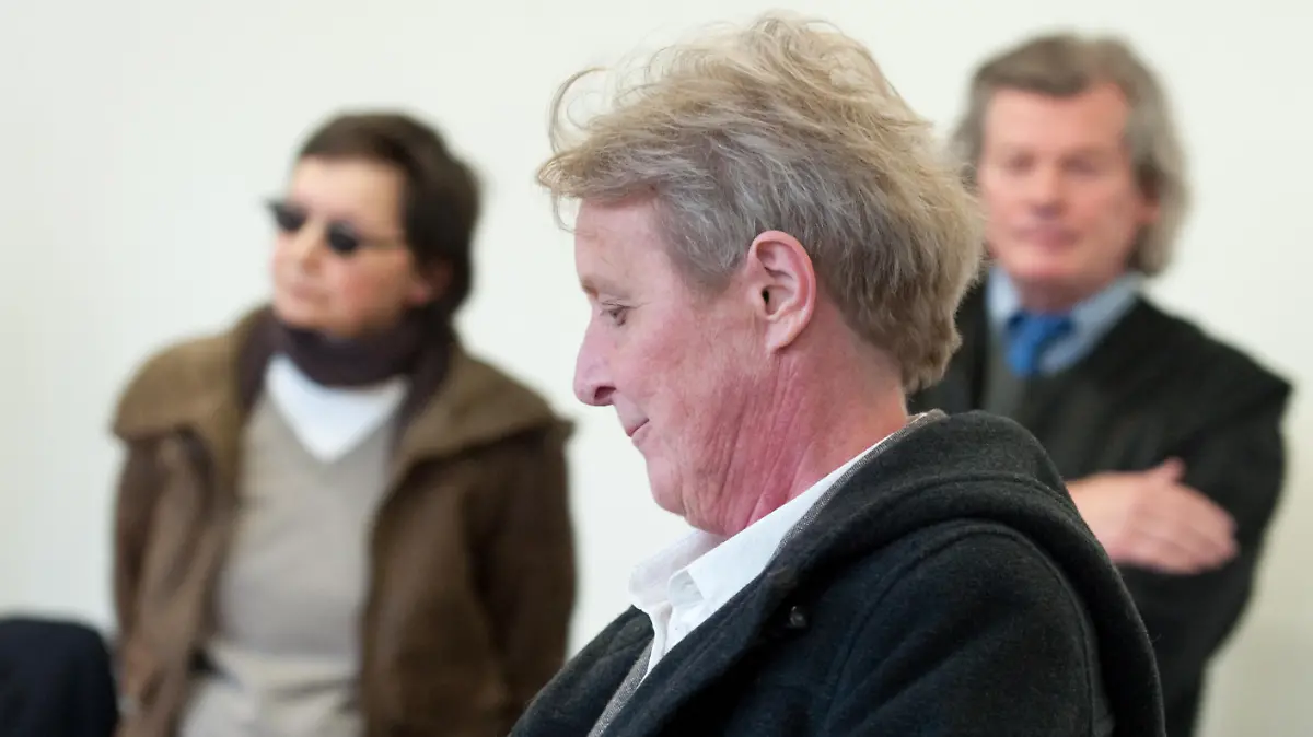 Die Ex-Terroristin der RAF, Silke Maier-Witt, kommt am Donnerstag (24.02.2011) in Stuttgart als Zeugin zur Verhandlung ins Landgericht. Im Hintergrund sind die angeklagte ehemalige RAF-Terroristin Verena Becker (l) und ihr Anwalt Hans Wolfgang Euler zu sehen. Becker ist als Mittäterin des Mordanschlags auf Generalbundesanwalt Buback im Jahr 1977 angeklagt. Foto: Uwe Anspach dpa/lsw | Verwendung weltweit