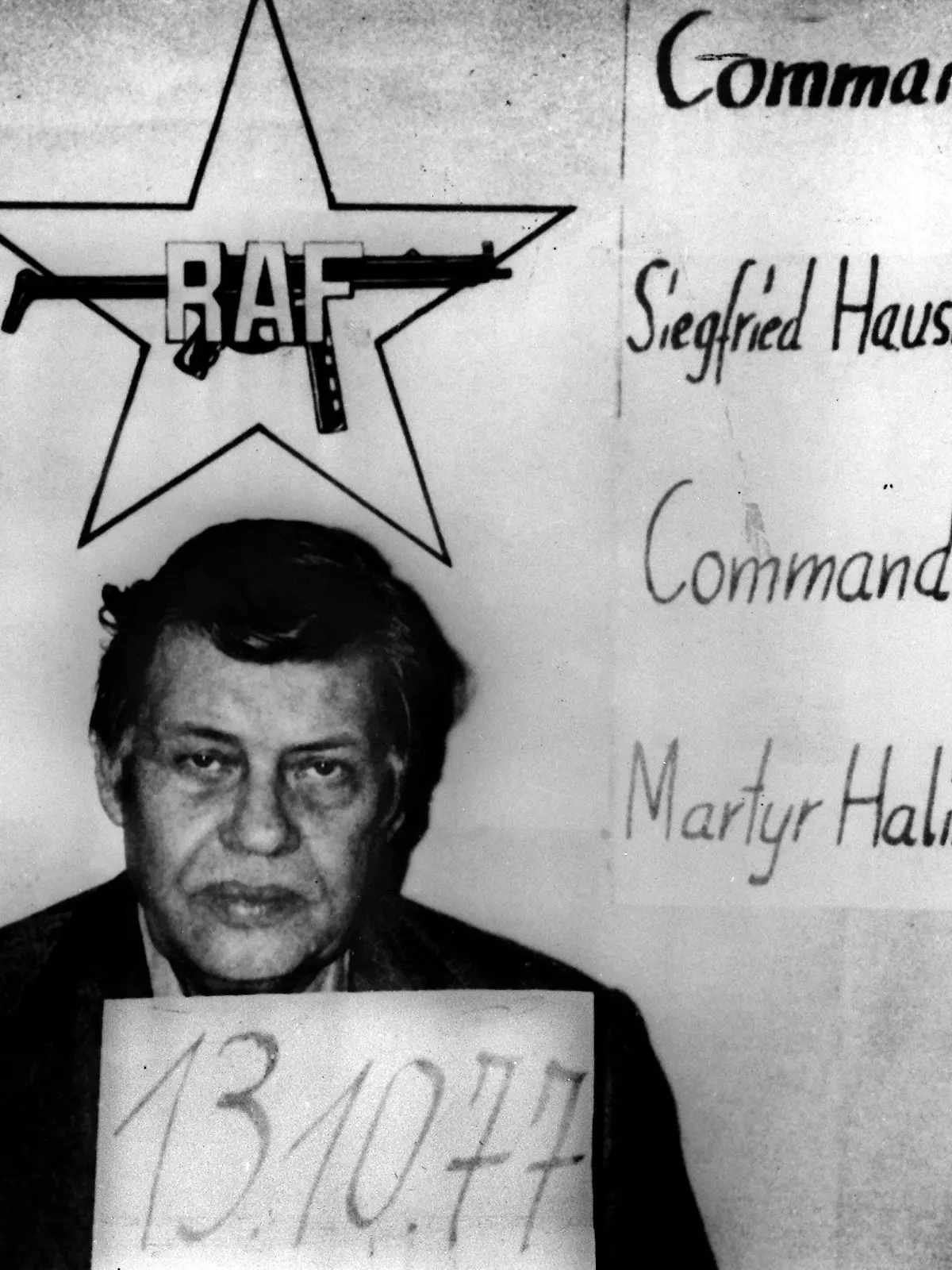ARCHIV - Der am 5. September 1977 von Terroristen der Roten Armee Fraktion (RAF) entführte damalige Arbeitgeberpräsident Hanns Martin Schleyer (Archivfoto vom 13.10.1977). Schleyer ist eines der bekanntesten Opfer der RAF. Er wurde am 5. September 1977 in Köln vom RAF-Kommando «Siegfried Hausner» entführt. Dabei erschossen die Angreifer auch Schleyers Begleiter. Die Entführer verlangten im Austausch für Schleyer die Freilassung von elf inhaftierten RAF-Mitgliedern. Nach dem Selbstmord der Terroristen Baader, Ensslin und Raspe wurde Schleyers Leiche am 19. Oktober 1977 im elsässischen Mühlhausen gefunden. dpa (nur s/w - zu dpa-Themenpaket Deutscher Herbst vom 03.09.2007 - Wiederholung vom 22.08.2007)  +++(c) dpa - Bildfunk+++