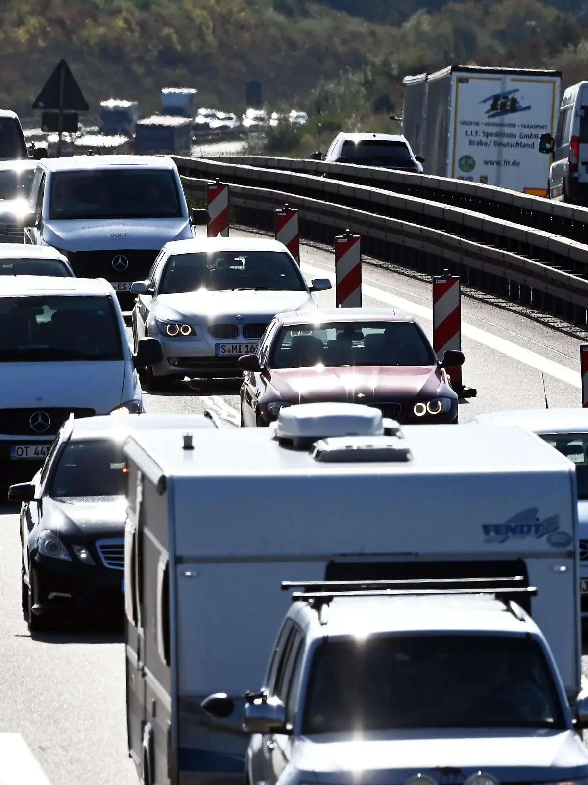 ARCHIV - 02.10.2021, Baden-Württemberg, Pforzheim: Blick auf die Autobahn 8 bei Pforzheim Ost. Auf der Autobahn 8 bei Pforzheim haben Autofahrer im Jahr 2022 bundesweit die meiste Zeit im Stau verloren. Der Abschnitt zwischen Pforzheim-Ost und Pforzheim-Süd in Fahrtrichtung Stuttgart war mit 3200 Staustunden der Stau-Hotspot in Deutschland, wie der ADAC in seiner Bilanz für Baden-Württemberg mitteilte. (zu dpa «Pforzheim ist deutscher Stau-Spitzenreiter») Foto: Uli Deck/dpa +++ dpa-Bildfunk +++