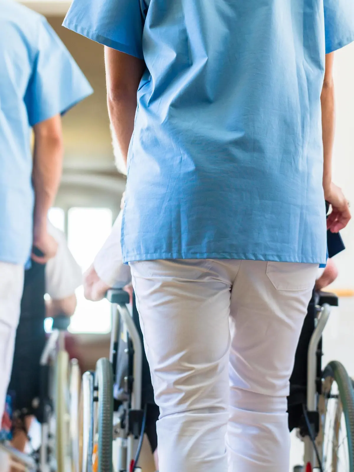  caregiver push seniors in wheelchairs by altenheim model released Symbolfoto property released PUBLICATIONxINxGERxSUIxAUTxONLY Copyright: xKzenonx Panthermedia16242787