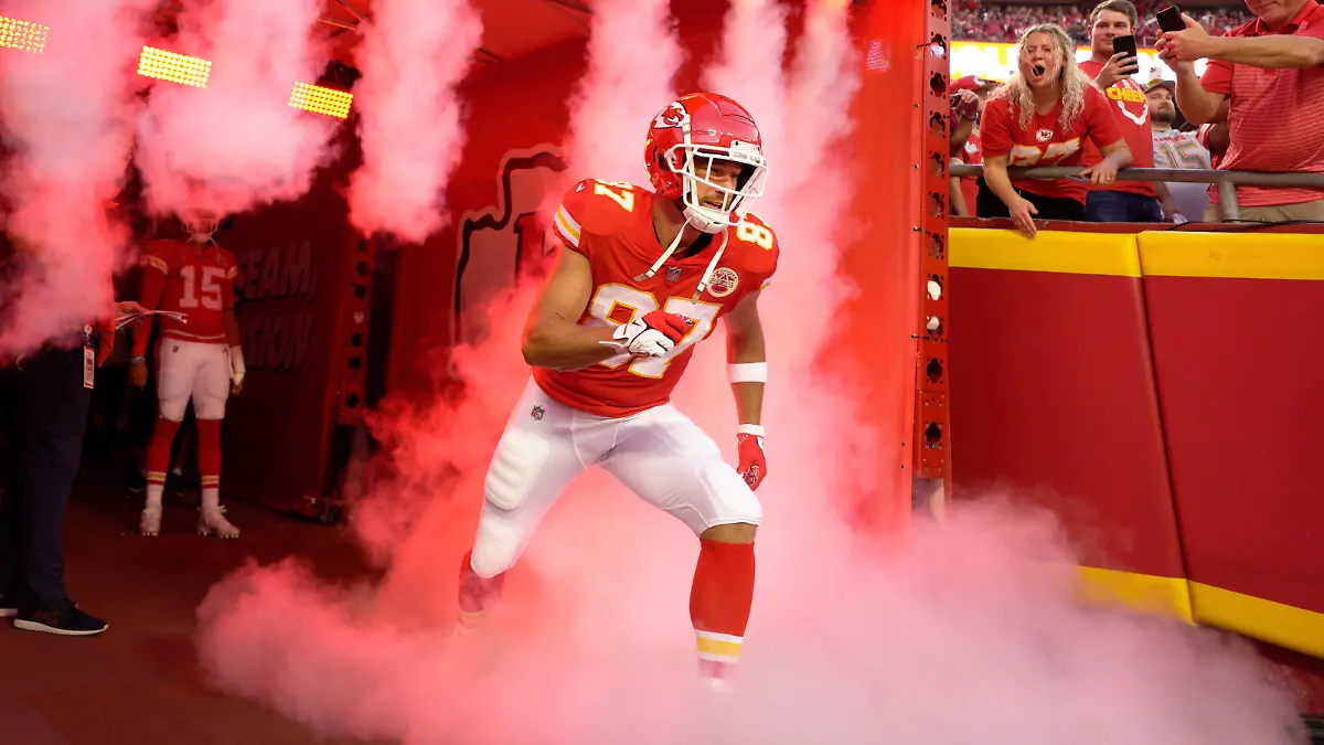 SEP 15, 2022: Kansas City Chiefs tight end Travis Kelce 87 makes his entrance at Arrowhead Stadium Kansas City, Missouri. TheChiefs beat the Chargers 27-24 /CSM. Kansas City United States - ZUMAc04_ 20220916_zaf_c04_001 Copyright: xJonxRobichaudx