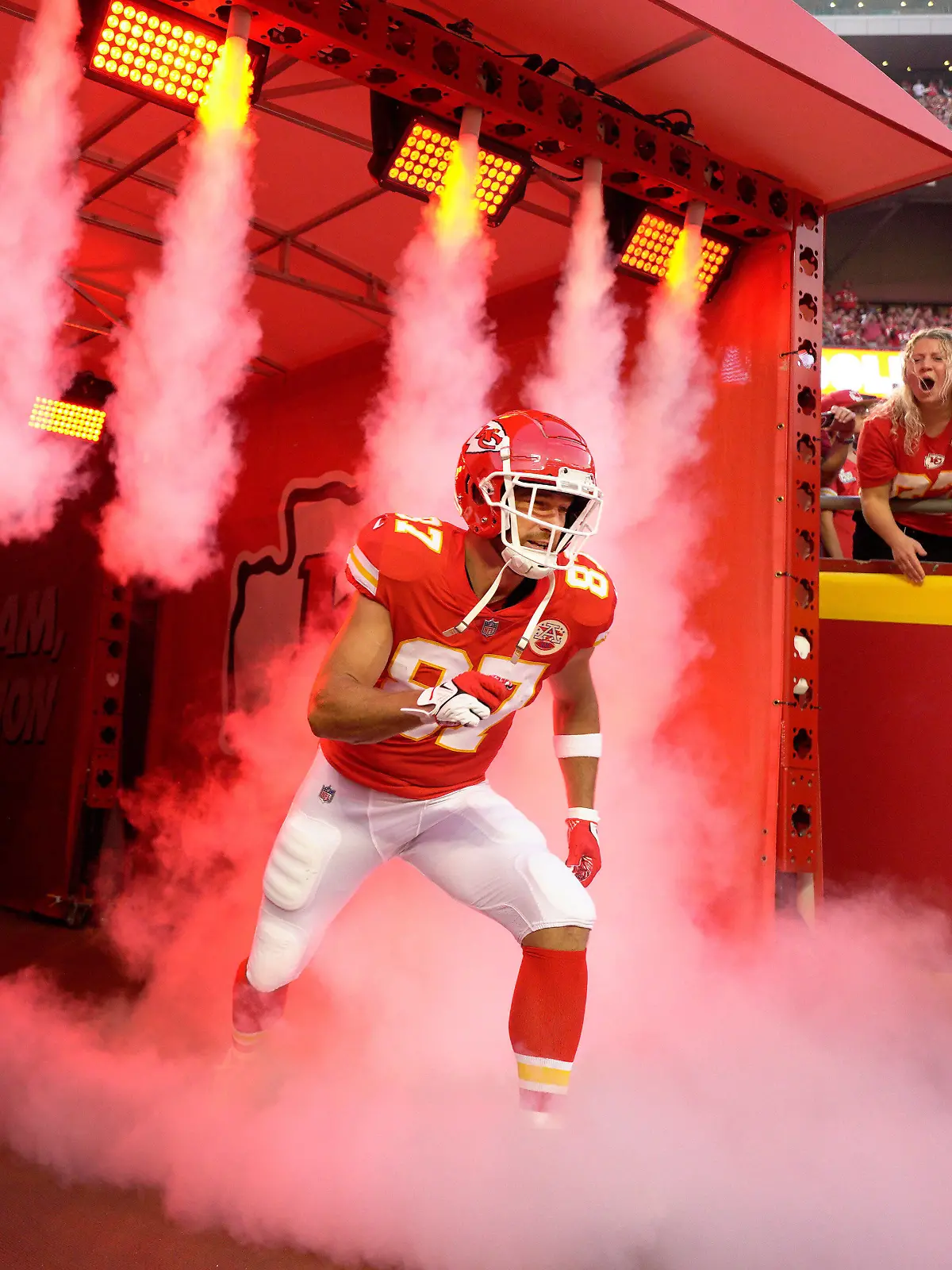SEP 15, 2022: Kansas City Chiefs tight end Travis Kelce 87 makes his entrance at Arrowhead Stadium Kansas City, Missouri. TheChiefs beat the Chargers 27-24 /CSM. Kansas City United States - ZUMAc04_ 20220916_zaf_c04_001 Copyright: xJonxRobichaudx