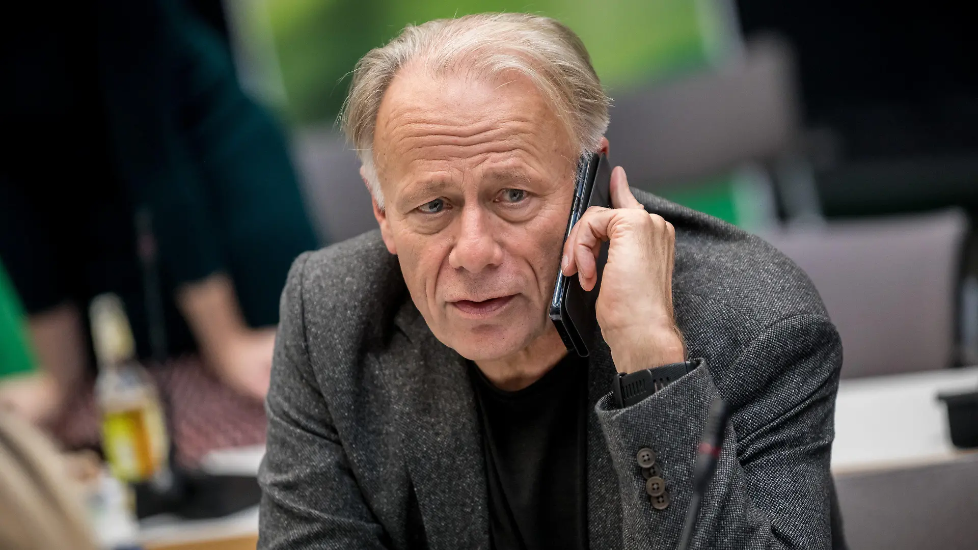 Jürgen Trittin (Bündnis 90/Die Grünen) telefoniert am 20.11.2017 in Berlin vor Beginn der Sitzung der Grünen Bundestagsfraktion. Die FDP hatte die Jamaika Sondierungsgesprächen zur Aufnahme von Koalitionsverhandlungen zur Bildung einer Regierung abgebrochen. Foto: Michael Kappeler/dpa +++(c) dpa - Bildfunk+++