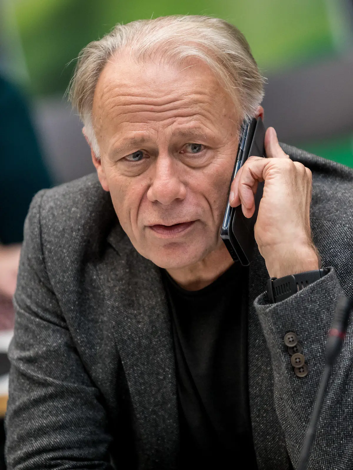 Jürgen Trittin (Bündnis 90/Die Grünen) telefoniert am 20.11.2017 in Berlin vor Beginn der Sitzung der Grünen Bundestagsfraktion. Die FDP hatte die Jamaika Sondierungsgesprächen zur Aufnahme von Koalitionsverhandlungen zur Bildung einer Regierung abgebrochen. Foto: Michael Kappeler/dpa +++(c) dpa - Bildfunk+++