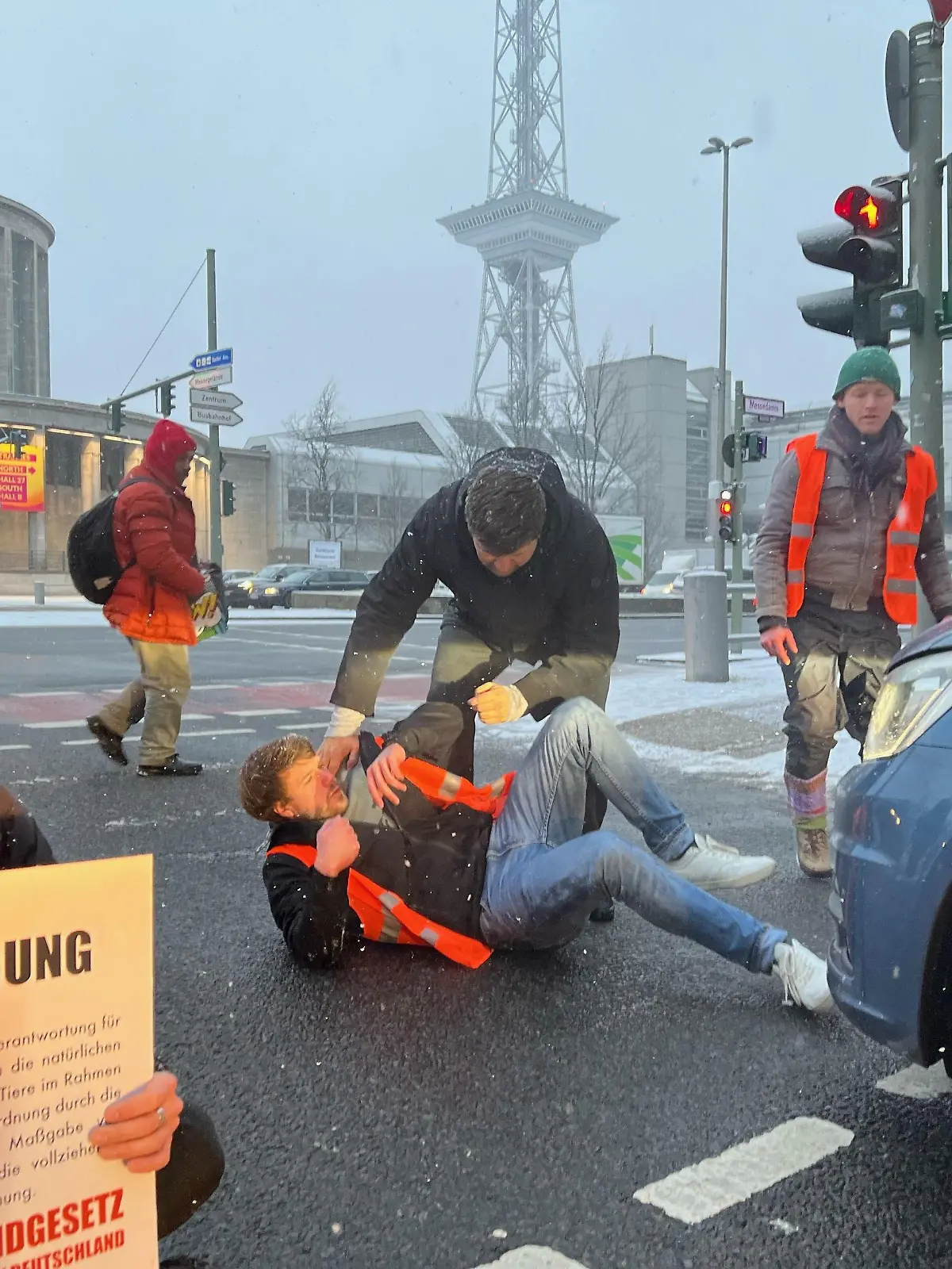 06.02.2023, Berlin: An der Autobahnausfahrt A100 und A115 haben sich gegen am Morgen mehrere Aktivisten der letzten Generation festgeklebt. Es kam zu mehreren Auseinandersetzungen mit Autofahrern. Die Straße wurde Stadt einwärts blockiert. Foto: Julius-Christian Schreiner/dpa +++ dpa-Bildfunk +++