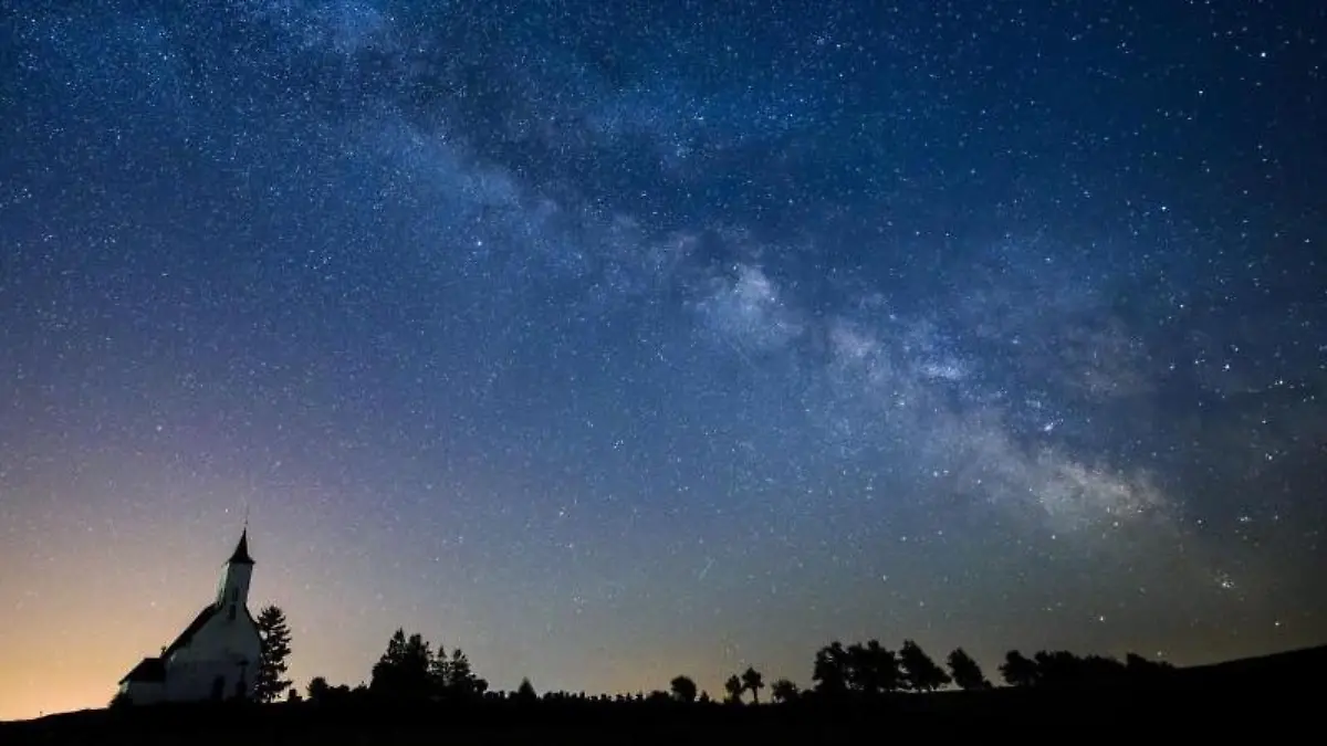 Die Milchstraße. Ein internationales Team von Astronomen hat eine Art dunklen Cousin der Milchstraße entdeckt. Foto: Peter Komka