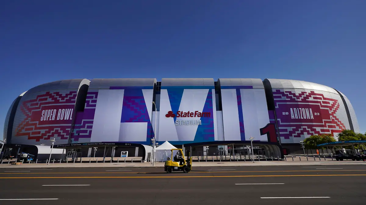 Workers prepare for the NFL Super Bowl LVII football game outside State Farm Stadium, Thursday, Feb. 2, 2023, in Glendale, Ariz. (AP Photo/Matt York)