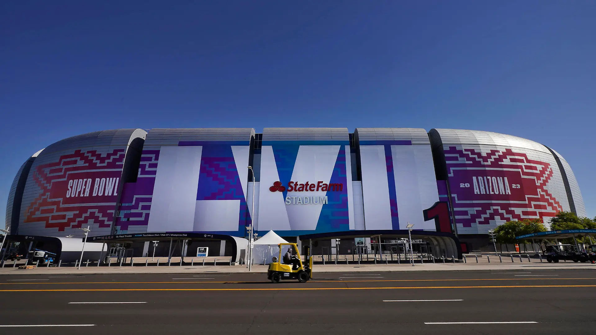 Workers prepare for the NFL Super Bowl LVII football game outside State Farm Stadium, Thursday, Feb. 2, 2023, in Glendale, Ariz. (AP Photo/Matt York)