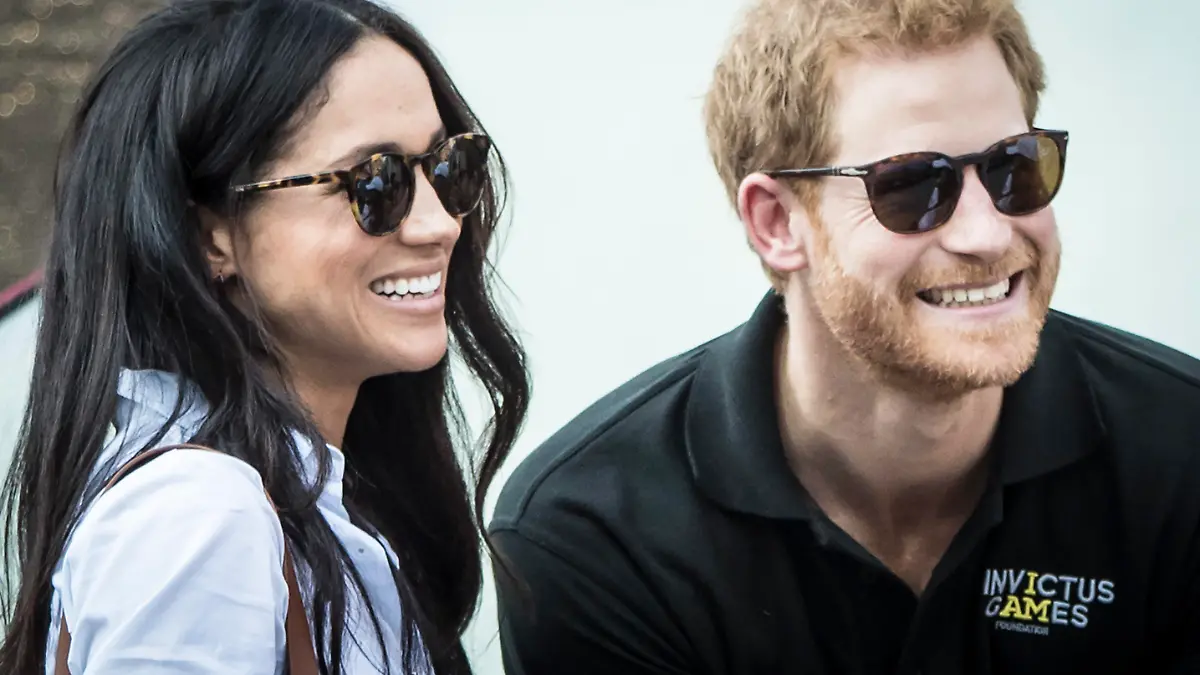 ARCHIV - Prinz Harry und seine Freundin  Meghan Markle, aufgenommen am 25.09.2017 in London, Großbritannien. (zu dpa: "Medien: Prinz-Harry-Freundin Markle vor Ausstieg bei "Suits" vom 14.11.2017) Foto: Danny Lawson/PA Wire/dpa +++(c) dpa - Bildfunk+++