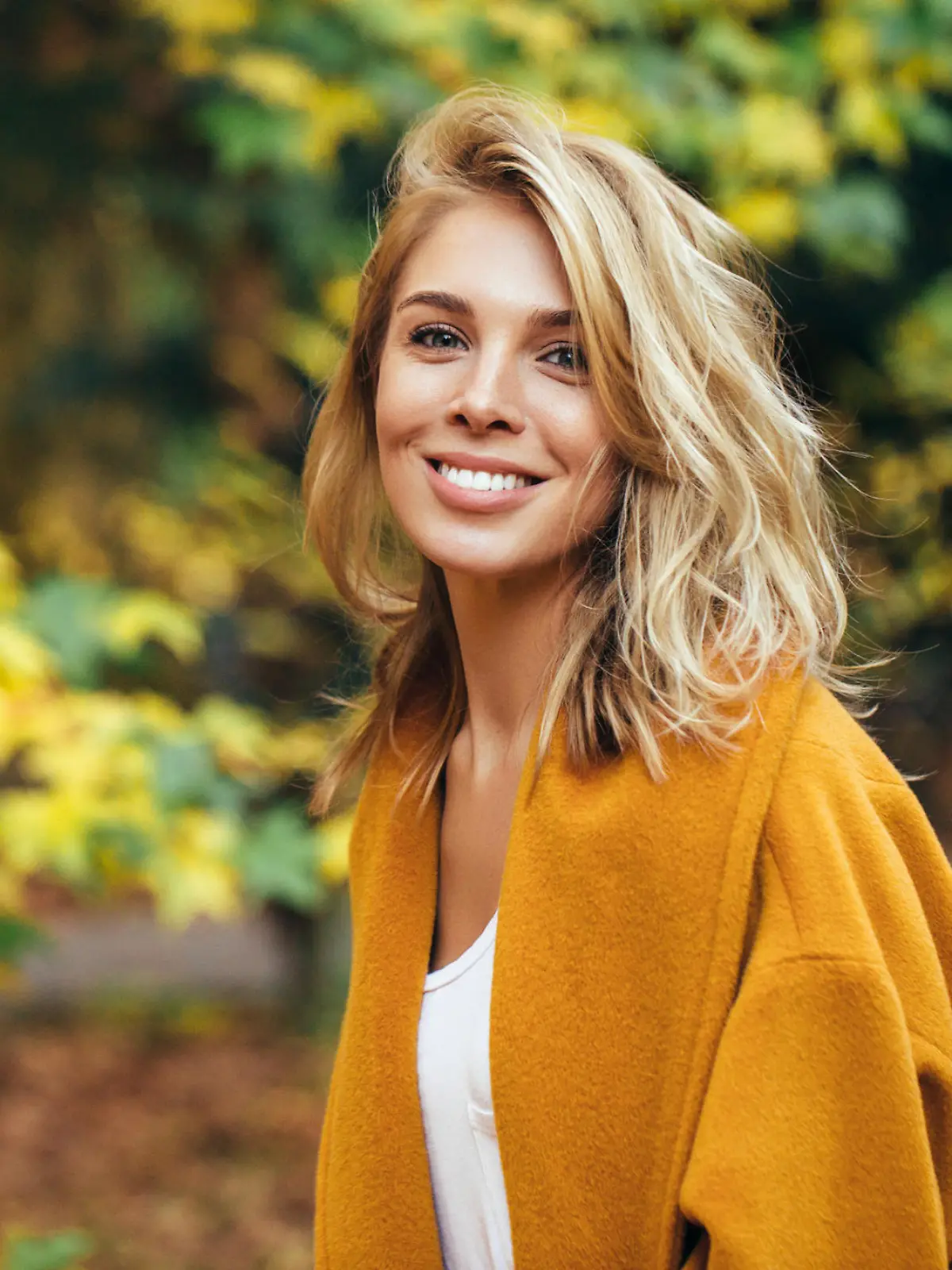 Autumn photo of a beautiful girl