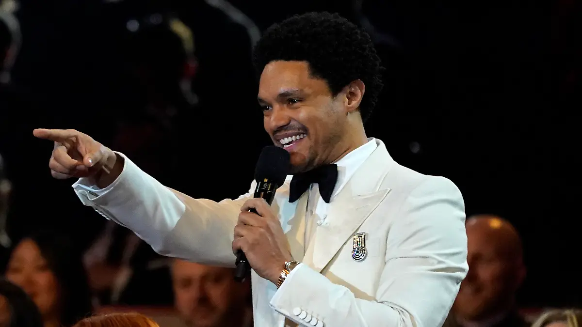 05.02.2023, USA, Los Angeles: Moderator Trevor Noah spricht bei der Verleihung der 65. Grammy Awards. Die begehrten Musikpreise werden in mehreren Kategorien von der Academy of Recording Arts and Sciences vergeben. Foto: Chris Pizzello/Invision/AP/dpa +++ dpa-Bildfunk +++