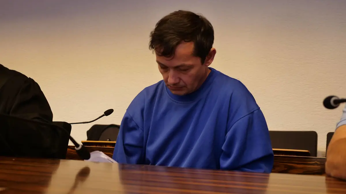 Prozessauftakt Carolin G. - Angeklagter Catalin C. gesteht vor Gericht Video in kürze Verfügbar Der Prozess am Landgericht Freiburg hat begonnen. Der Angeklagte Catalin C. an Händen und Füßen gefesselt in den Gerichtssaal gebracht. Er befindet sich in U-Haft in der JVA Offenburg. Bereits seit Morgen warten rund zwei Dutzend Menschen in der Salzstraße auf Einlass. C. sitzt auf der Anklagebank zwischen seinem Pflichtverteidiger Klaus Malek und einem Übersetzer. Vorsitzende Richterin der Schwurgerichtskammer ist Eva Kleine-Cosack, sie eröffnet die Verhandlung. Bilder: Angeklagter Diverse Einstellungen Freiburg Baden-Württemberg Baden-Württemberg *** Launch process Carolin G Defendant Catalin C confesses before Court Video in Shortly available the Process at District Court Freiburg has begun the Defendants Catalin C to  