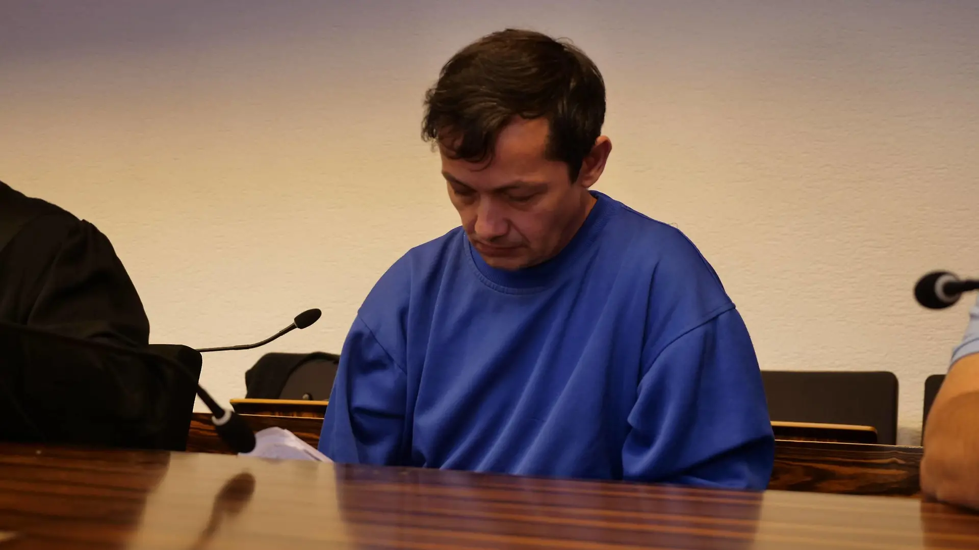 Prozessauftakt Carolin G. - Angeklagter Catalin C. gesteht vor Gericht Video in kürze Verfügbar Der Prozess am Landgericht Freiburg hat begonnen. Der Angeklagte Catalin C. an Händen und Füßen gefesselt in den Gerichtssaal gebracht. Er befindet sich in U-Haft in der JVA Offenburg. Bereits seit Morgen warten rund zwei Dutzend Menschen in der Salzstraße auf Einlass. C. sitzt auf der Anklagebank zwischen seinem Pflichtverteidiger Klaus Malek und einem Übersetzer. Vorsitzende Richterin der Schwurgerichtskammer ist Eva Kleine-Cosack, sie eröffnet die Verhandlung. Bilder: Angeklagter Diverse Einstellungen Freiburg Baden-Württemberg Baden-Württemberg *** Launch process Carolin G Defendant Catalin C confesses before Court Video in Shortly available the Process at District Court Freiburg has begun the Defendants Catalin C to