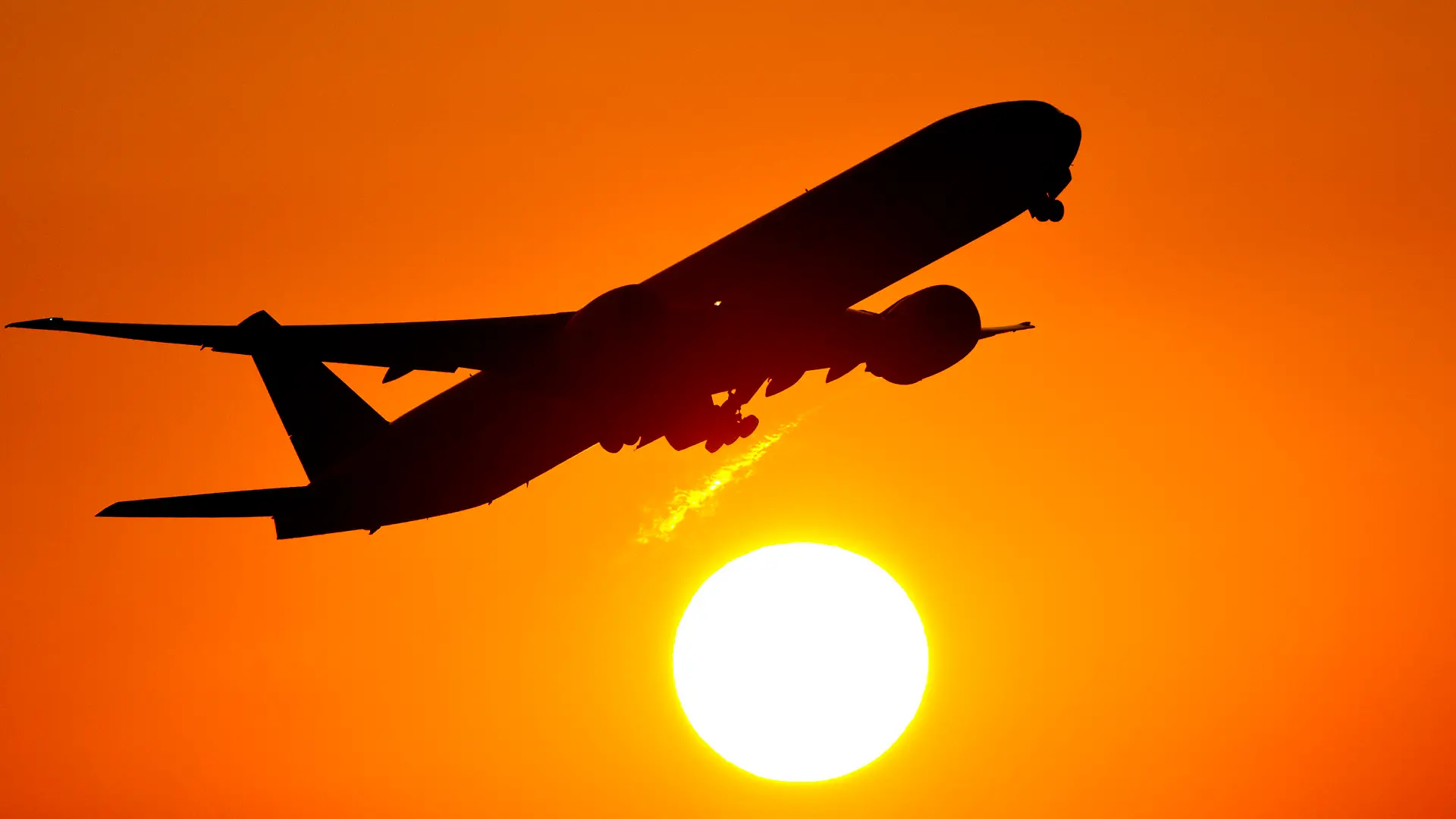 ARCHIV - Ein Flugzeug startet am 23.08.2013 vom Flughafen in Frankfurt am Main (Hessen) in den Sonnenuntergang. (zu dpa: "Nach Air-Berlin-Pleite steigen die Flugpreise in den Himmel" vom 14.11.2017) Foto: Daniel Reinhardt/dpa +++(c) dpa - Bildfunk+++