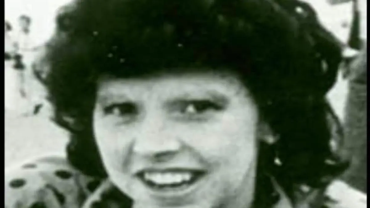 Passiert ist das vor 38 Jahren in Irland. Als die damals 27-Jährige Antoinette mit Freunden ausgeht, ahnt sie noch nicht, dass sie kurze Zeit später sterben würde. Wie - das ist bis heute unklar. Auch knapp vier Jahrzehnte später geben Familie und Beamte die Hoffnung nicht auf, diesen sinnlosen Mord aufzuklären und bitten um Hinweise aus der Bevölkerung.