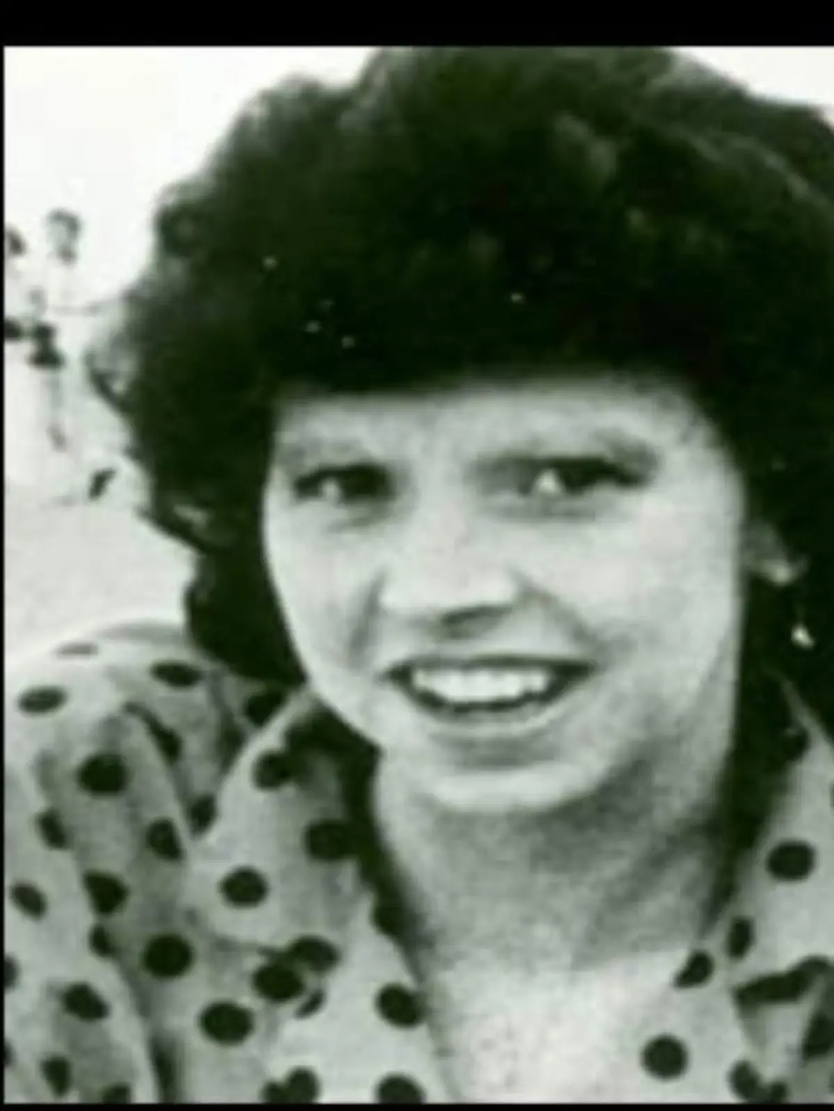 Passiert ist das vor 38 Jahren in Irland. Als die damals 27-Jährige Antoinette mit Freunden ausgeht, ahnt sie noch nicht, dass sie kurze Zeit später sterben würde. Wie - das ist bis heute unklar. Auch knapp vier Jahrzehnte später geben Familie und Beamte die Hoffnung nicht auf, diesen sinnlosen Mord aufzuklären und bitten um Hinweise aus der Bevölkerung.
