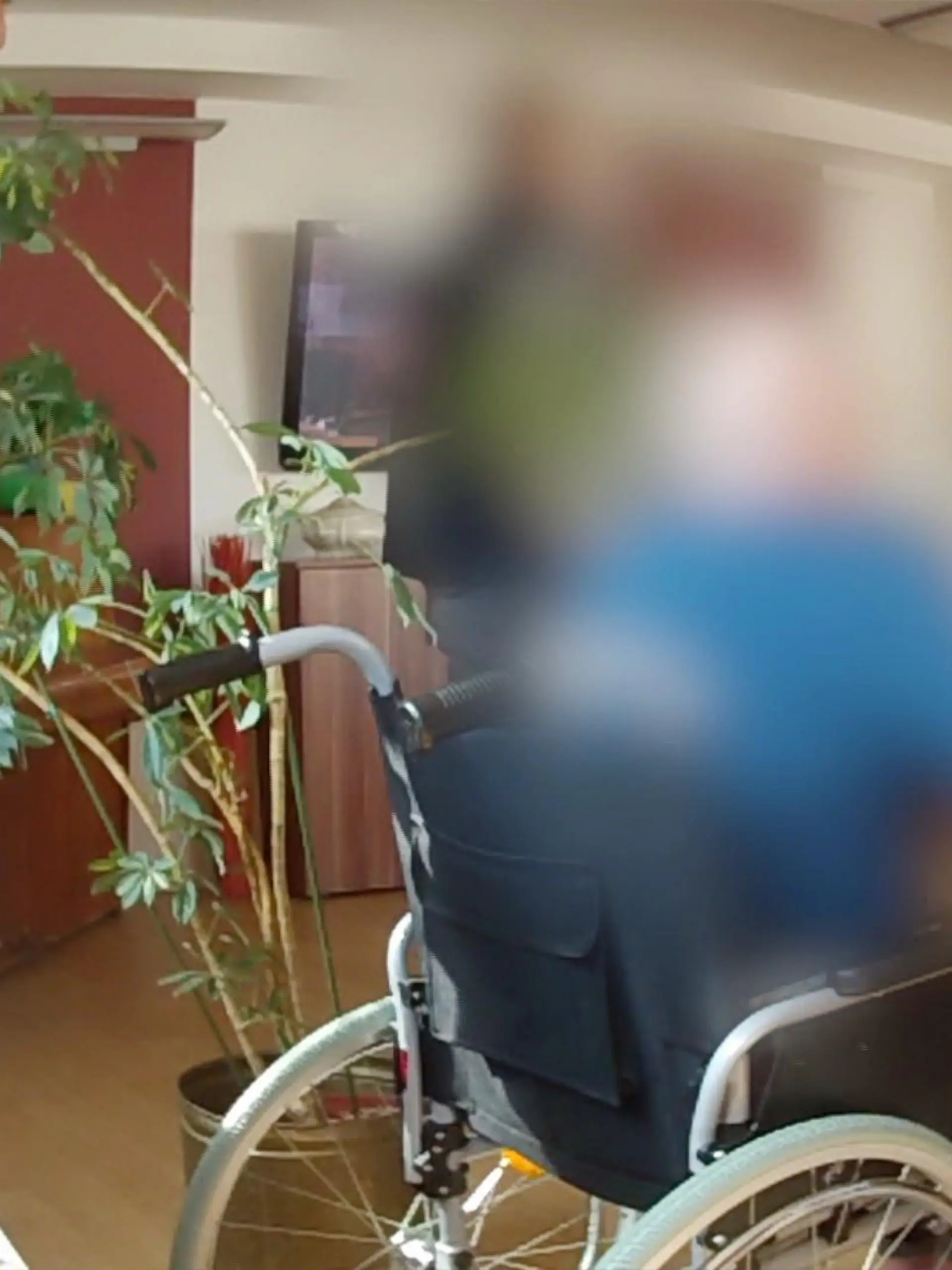 Physische und psychische Gewalt in DRK-Seniorenheim in Hessen: "Extra"-Reportage deckt neue Dimension von menschenverachtenden Zuständen auf - u.a. wird ein alter Mann, der noch versucht, sich mit seinem Rollstuhl zu bewegen und damit außer Kontrolle ist, zur Strafe ans offene Fenster in die Kälte gestellt und mit Hindernissen (Pflanzen) umringt.