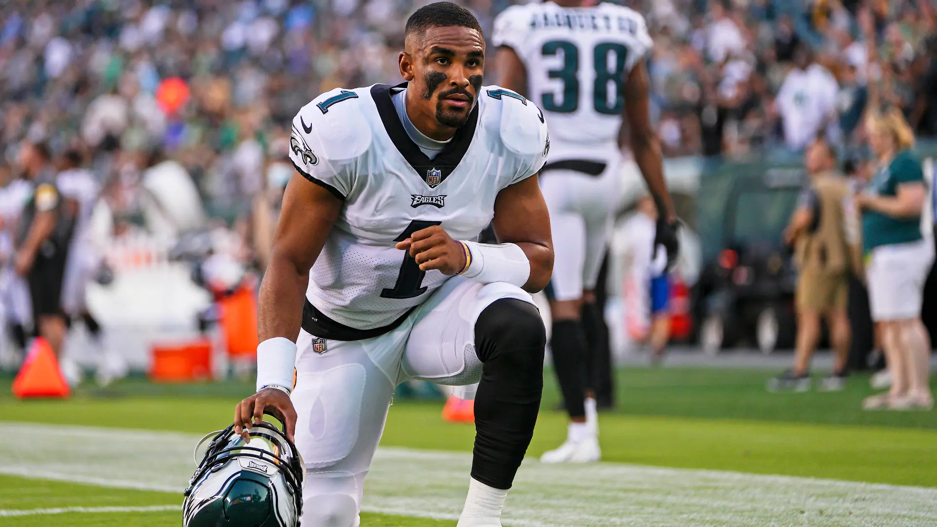 PHILADELPHIA, PA - AUGUST 12: Philadelphia Eagles quarterback Jalen Hurts 1 looks on during the preseason game between the Philadelphia Eagles and the Pittsburgh Steelers on August 12, 2021 at Lincoln Financial Field in Philadelphia, PA. Photo by Andy Lewis/Icon Sportswire NFL, American Football Herren, USA AUG 12 Preseason - Steelers at Eagles Icon210812039 