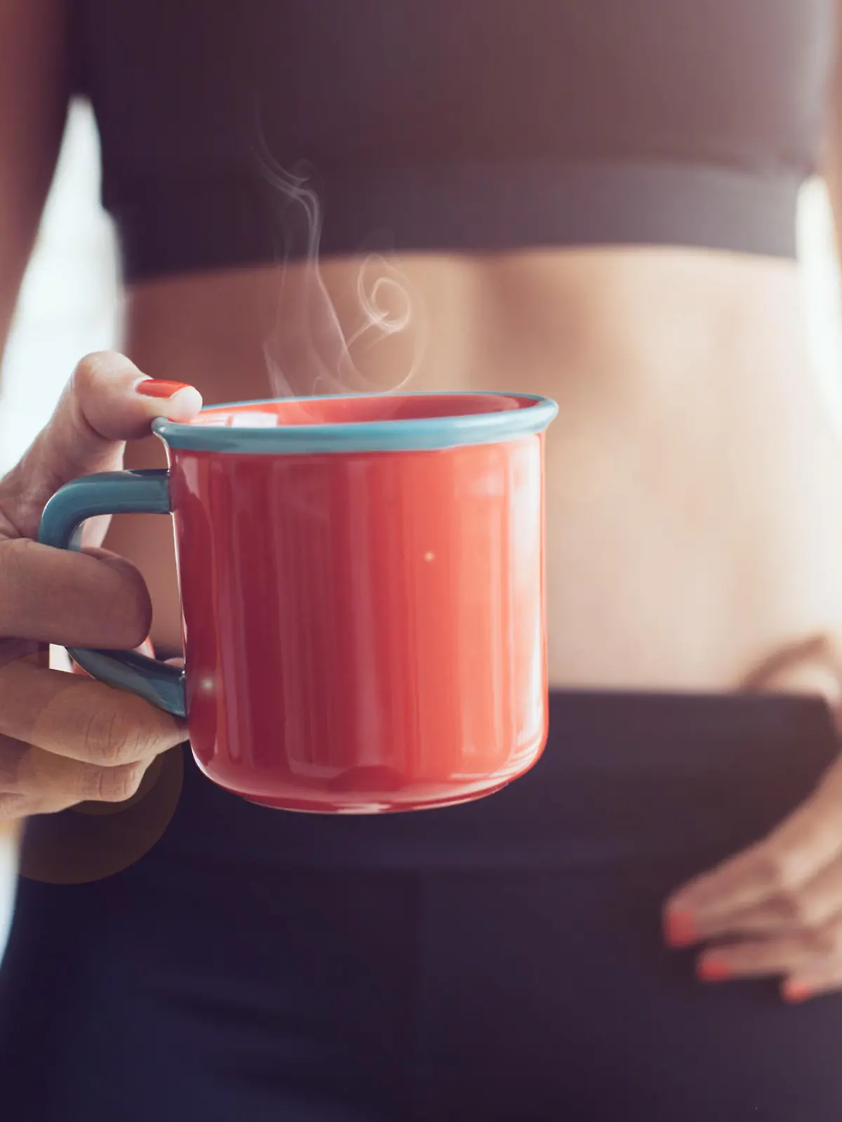 Frau trinkt Kaffee beim Sport